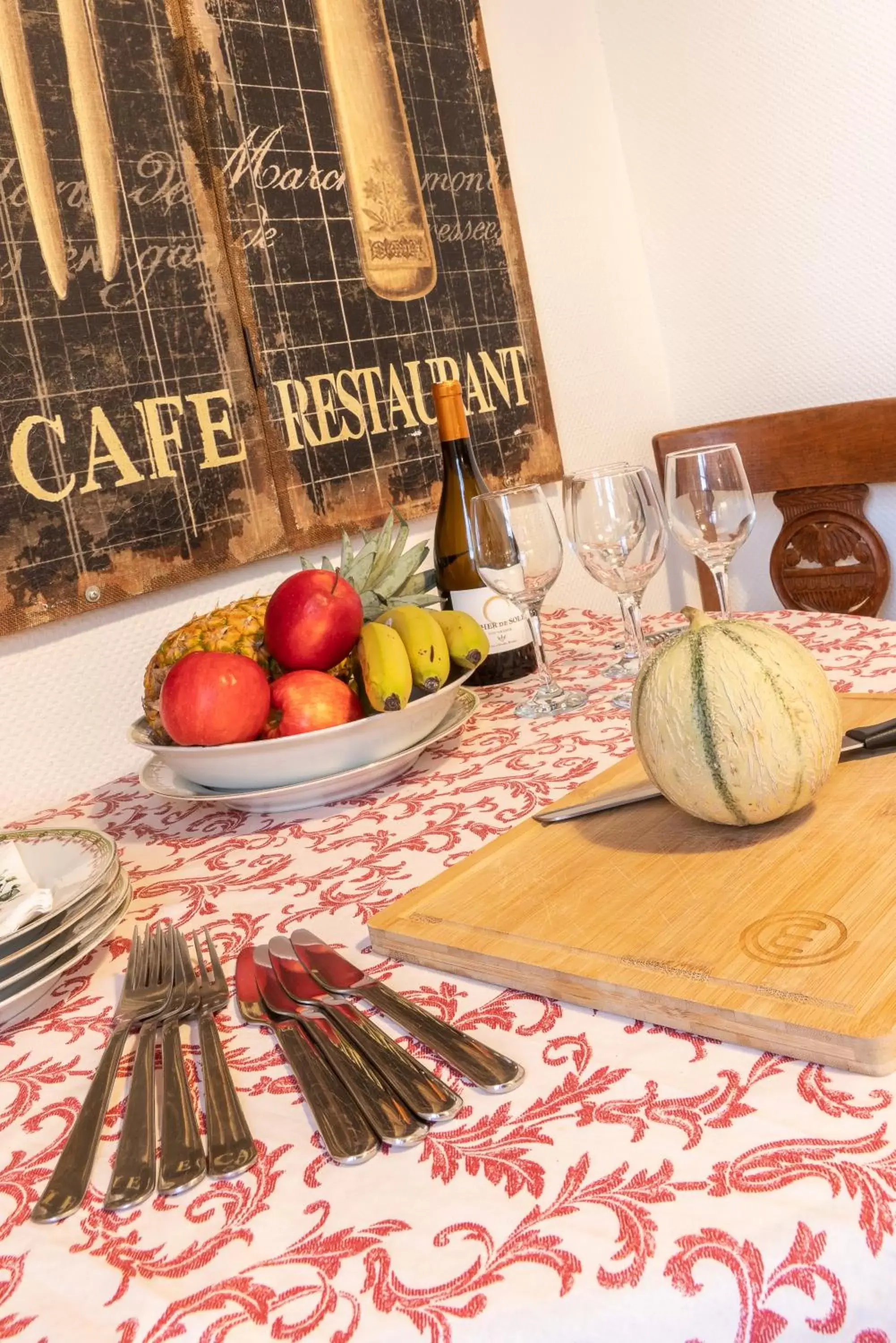 Dining area, Food in TOWNHOUSE TROUVILLE - Appart'Hotel & Studios