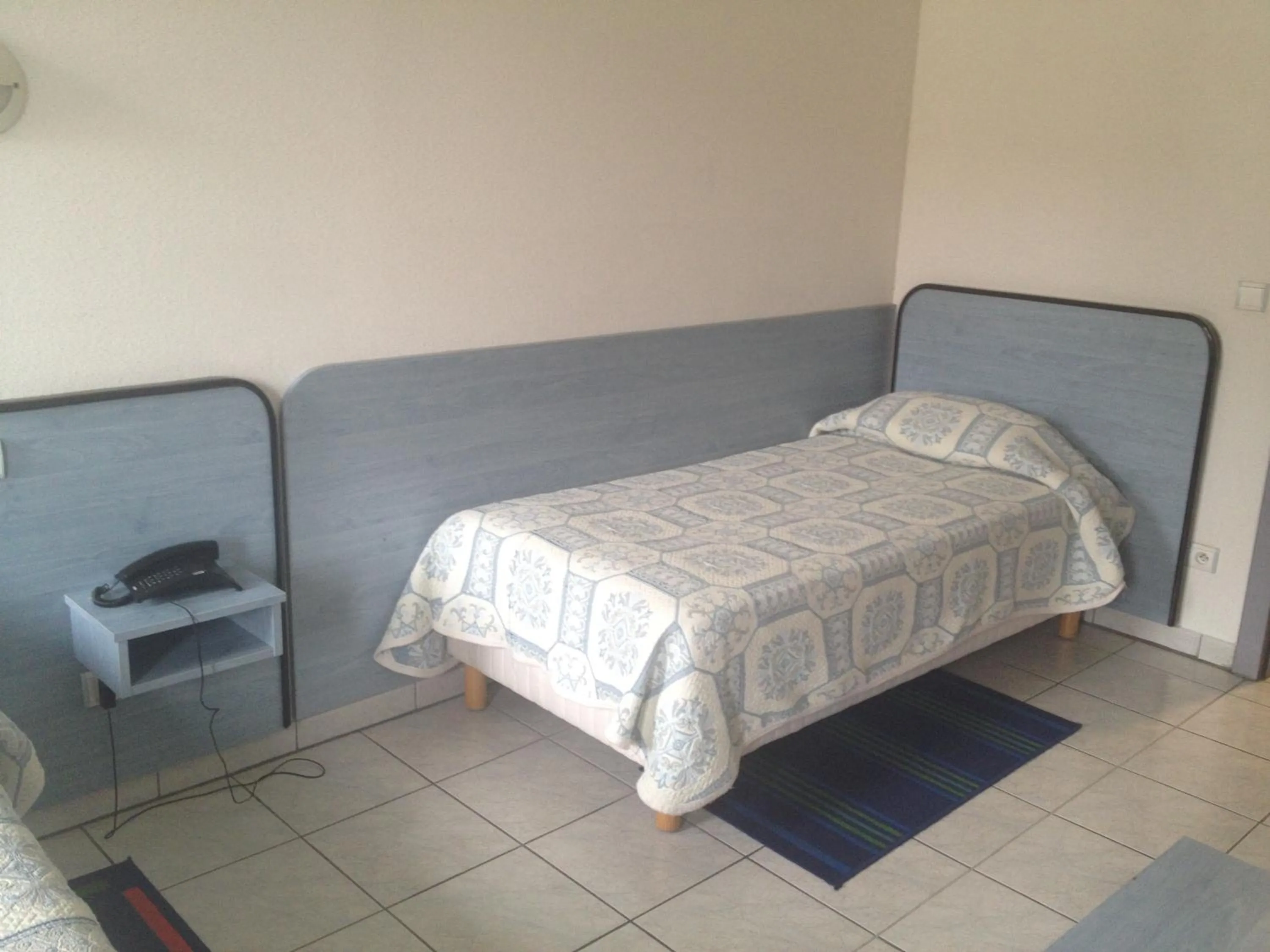 Bed in Hotel Le Strasbourg