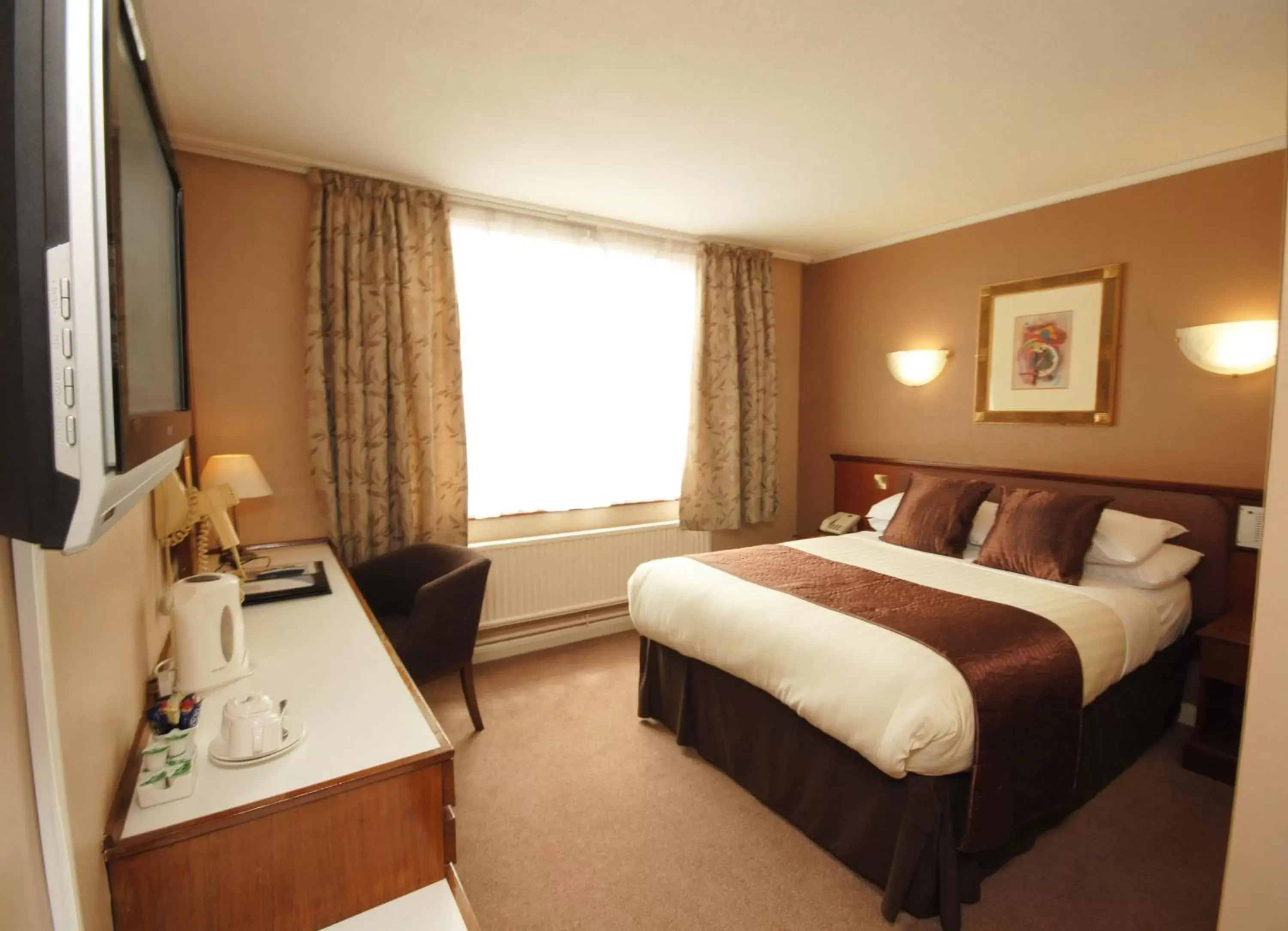 Photo of the whole room, Bed in Alma Lodge Hotel