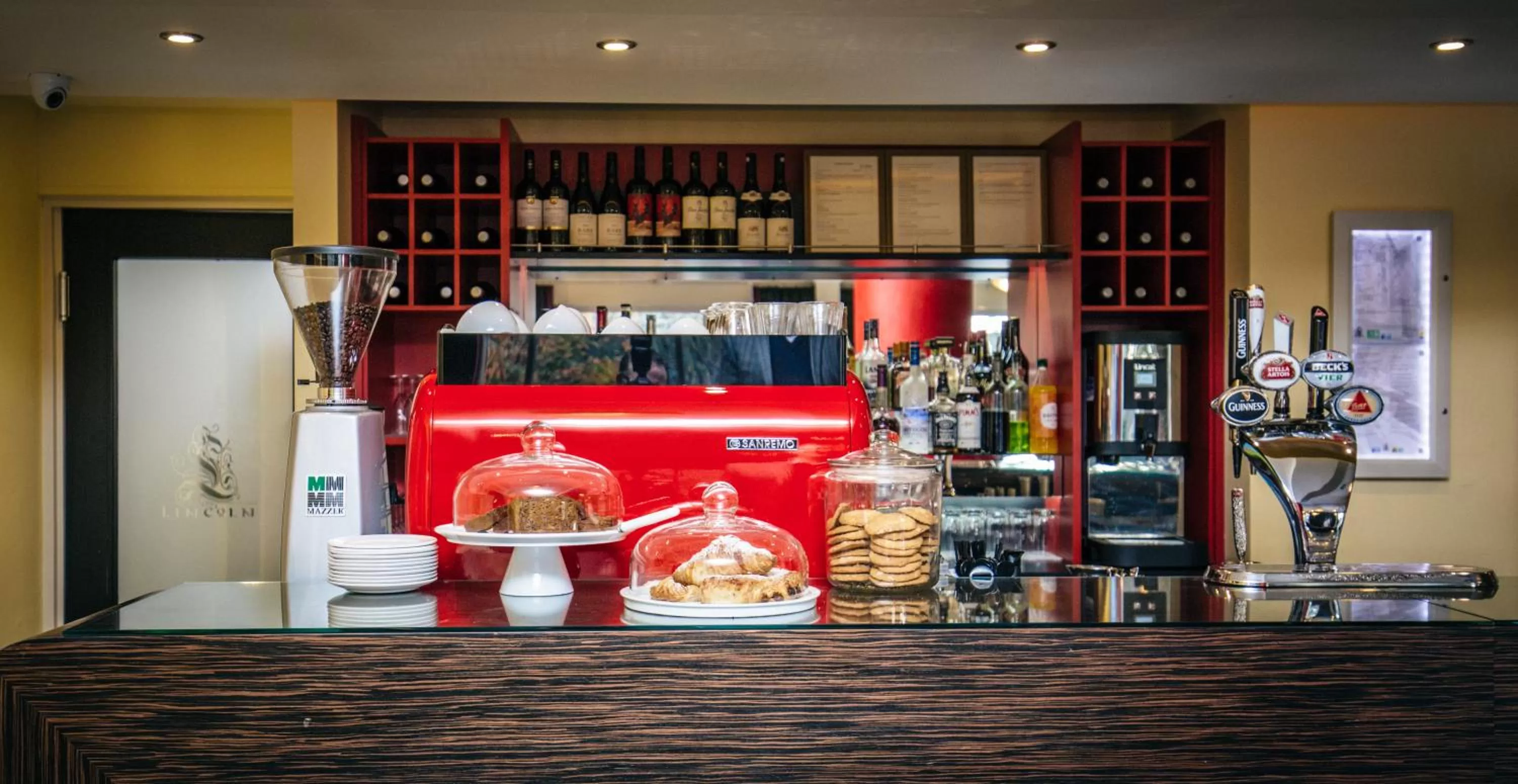 Lounge or bar in The Lincoln Hotel