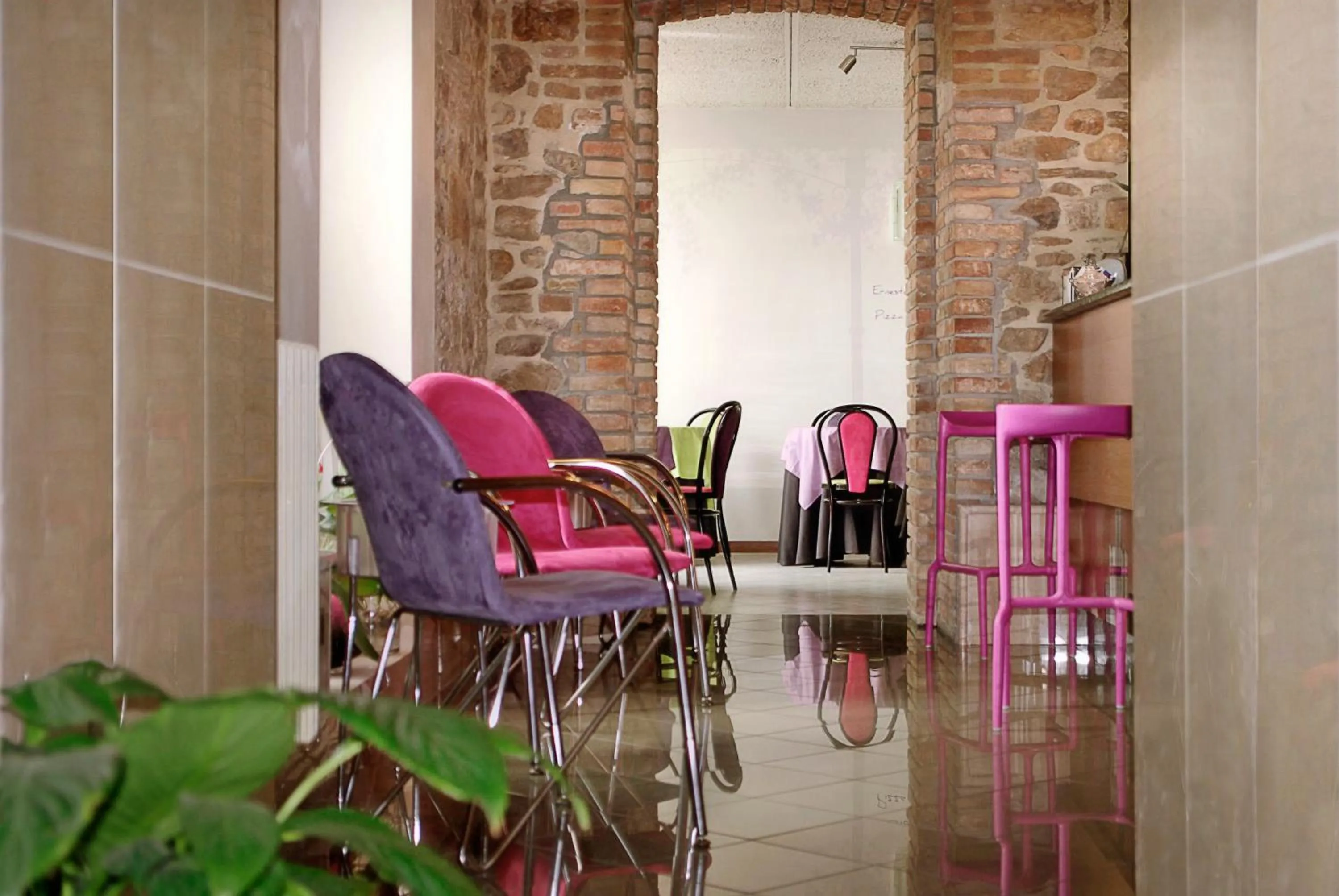 Restaurant/places to eat in Hotel Elite