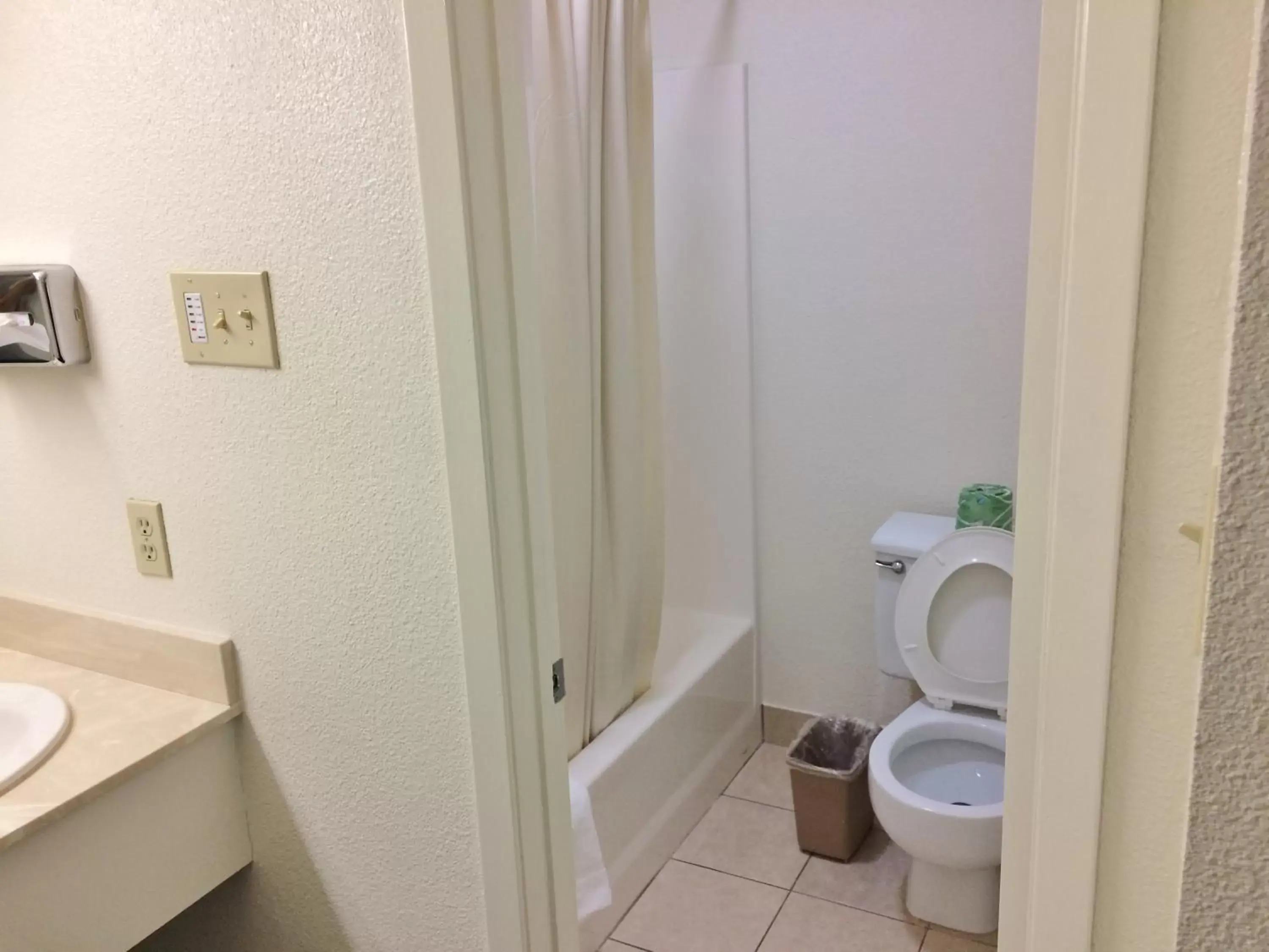 Bathroom in Travel Inn & Suites Atlanta Texas