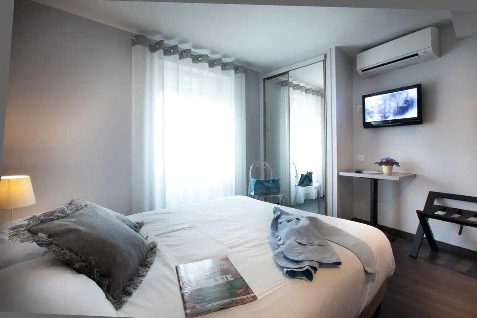 TV and multimedia, Bed in Hotel le relais de farrou