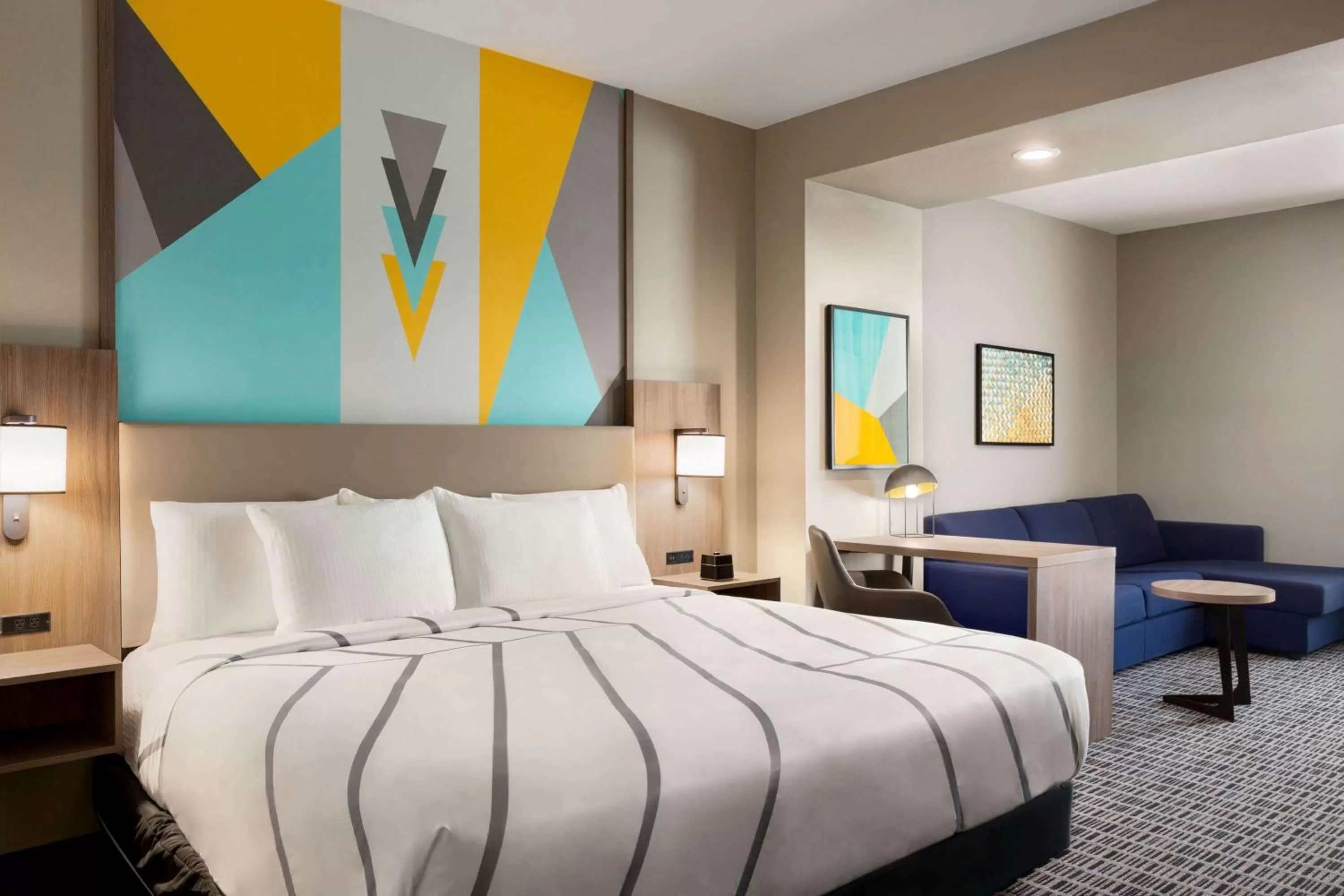 Photo of the whole room, Bed in La Quinta by Wyndham Richmond-Sugarland