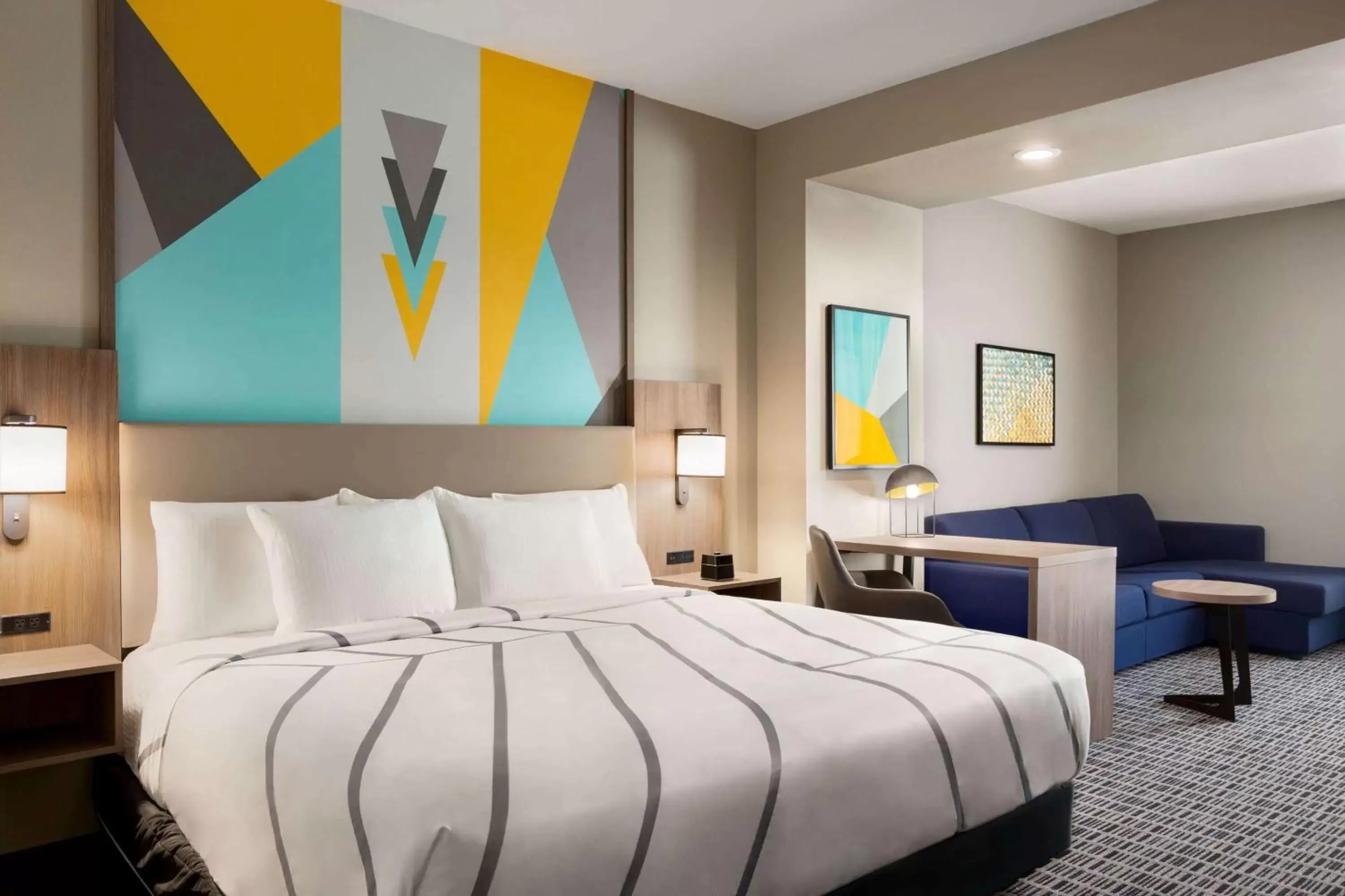 Photo of the whole room, Bed in La Quinta by Wyndham Richmond-Sugarland Photo of the whole room, Bed in La Quinta by Wyndham Richmond-Sugarland