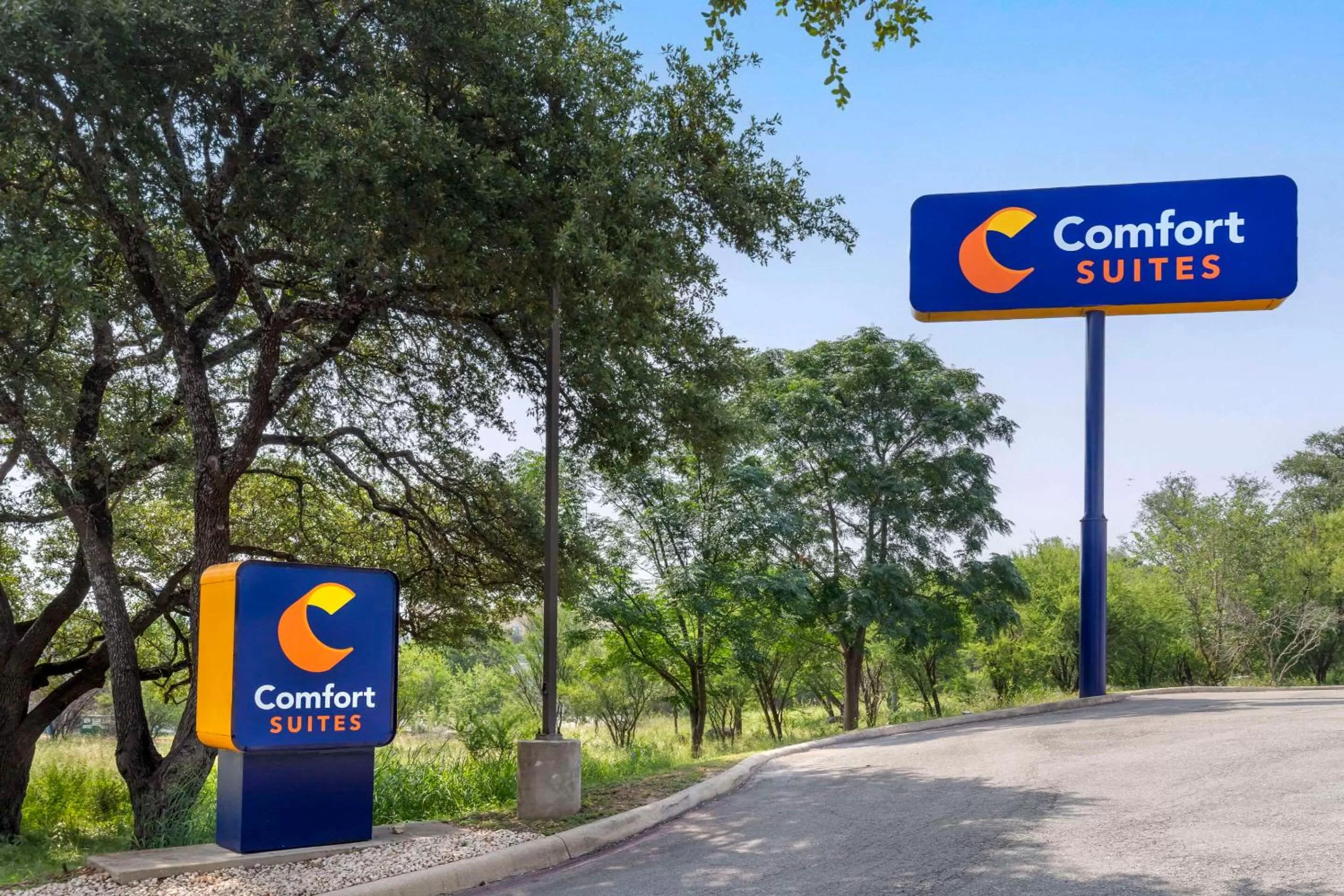 Property building in Comfort Suites Medical Center near Six Flags