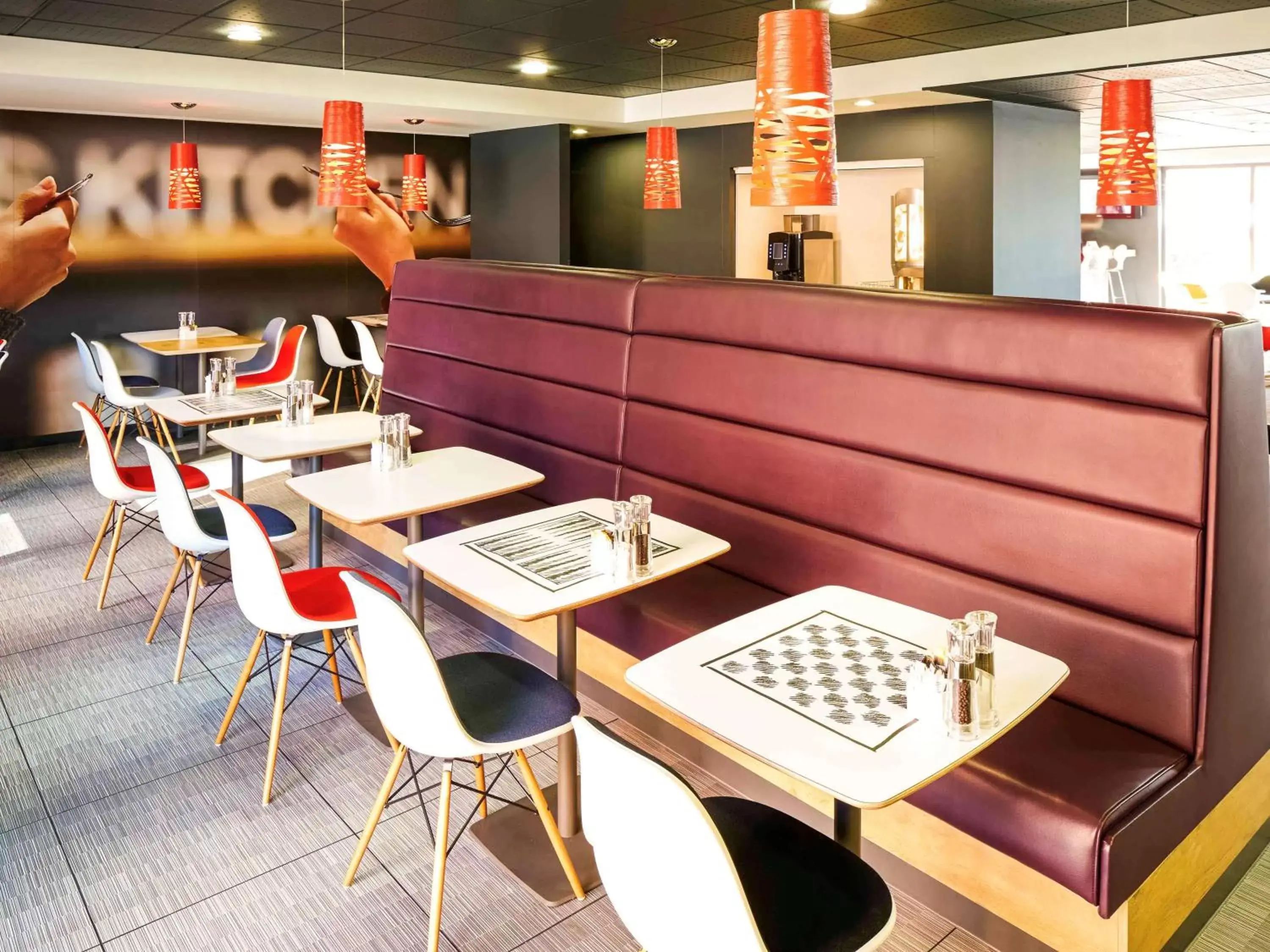 Restaurant/Places to Eat in ibis London Luton Airport