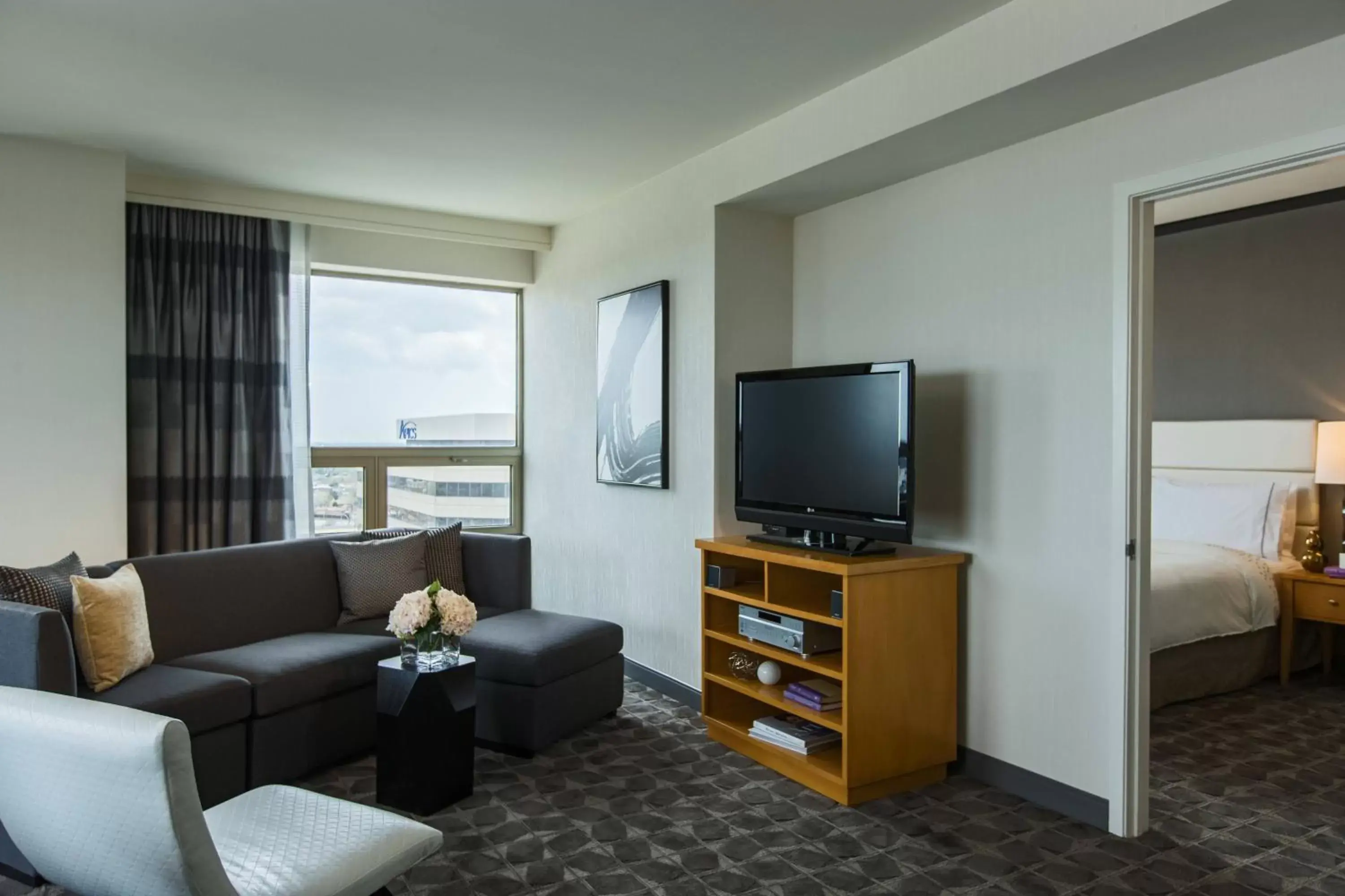 Living room, TV/Entertainment Center in Renaissance Chicago O'Hare Suites Hotel