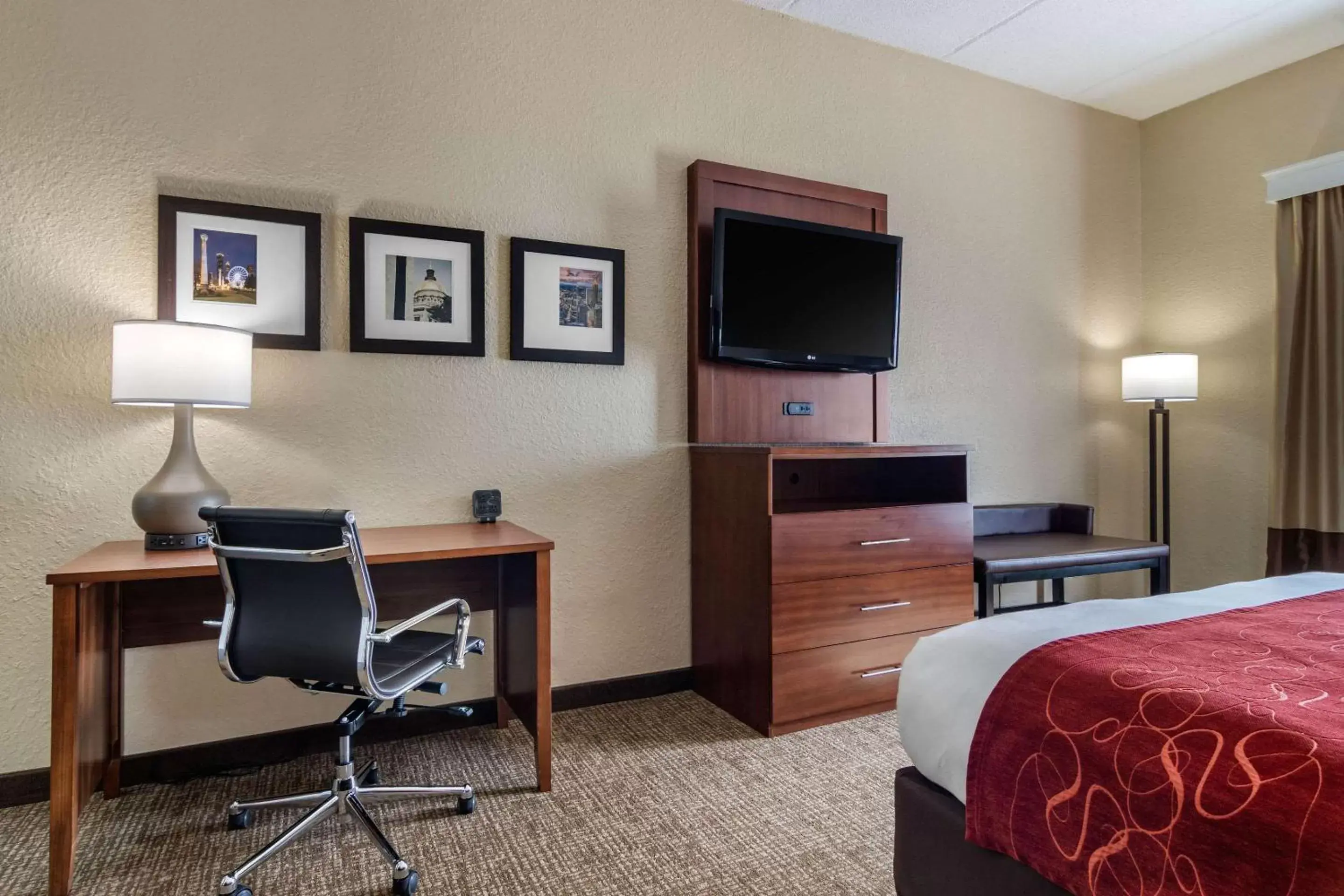 Photo of the whole room, TV/Entertainment Center in Comfort Suites Woodstock