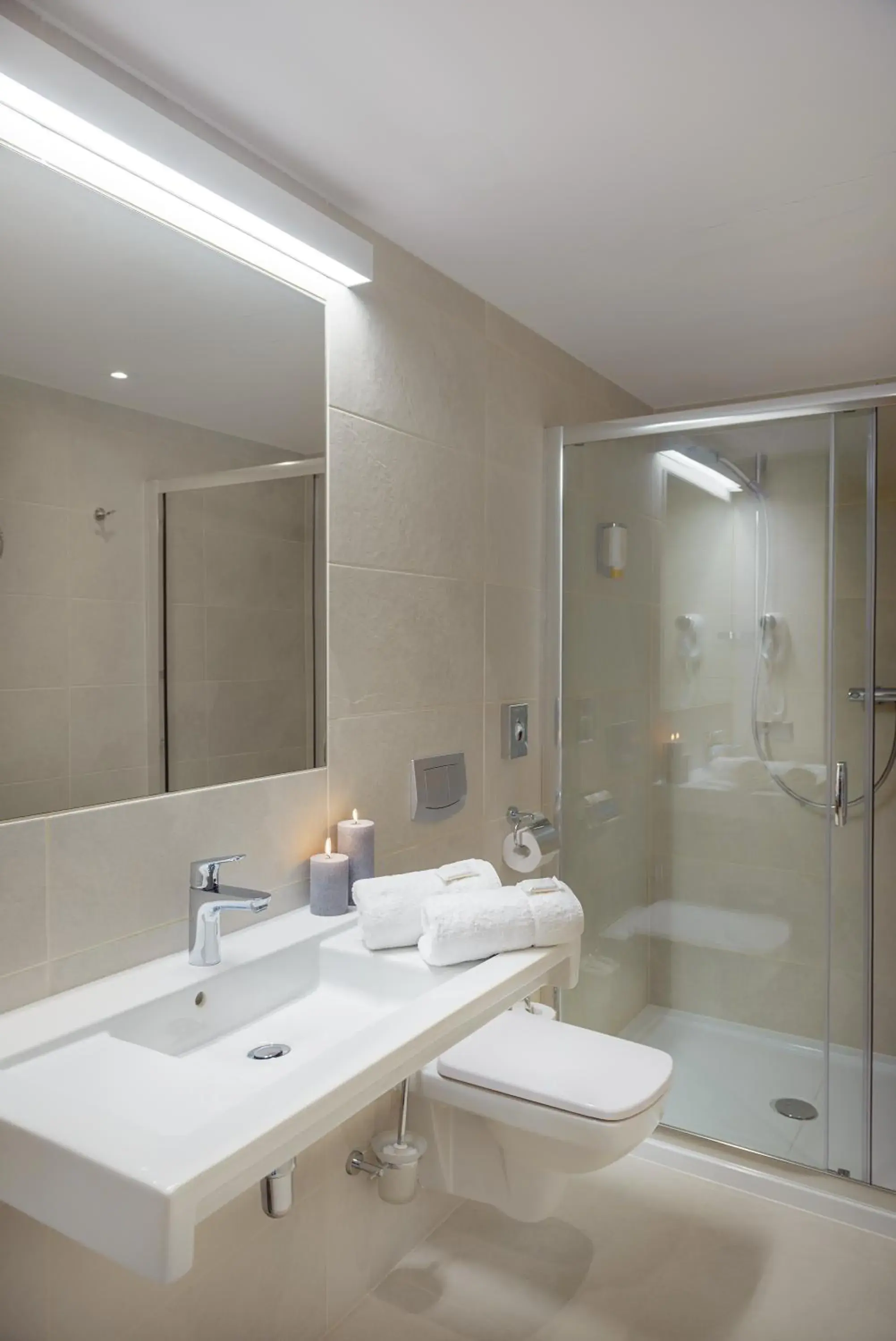 Shower, Bathroom in Hotel Molo