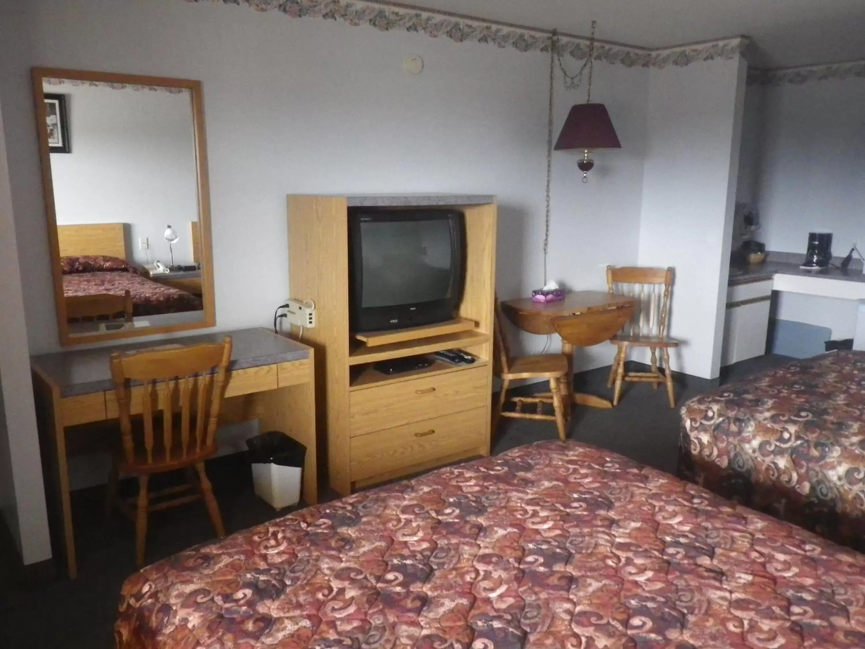 Bed, TV/Entertainment Center in Alcan Motor Inn