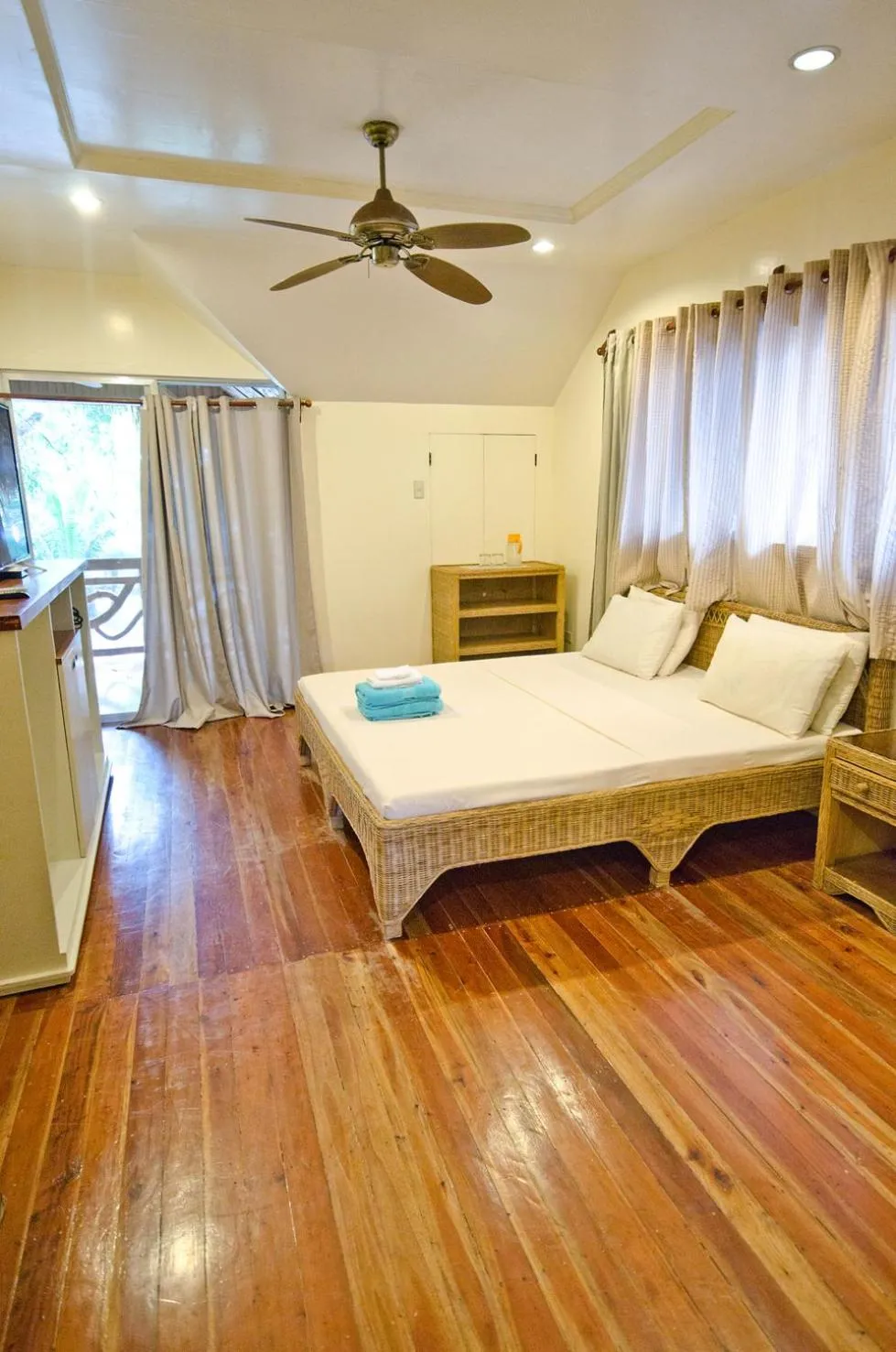 Bedroom, Bed in Mike's Dauin Dive Resort