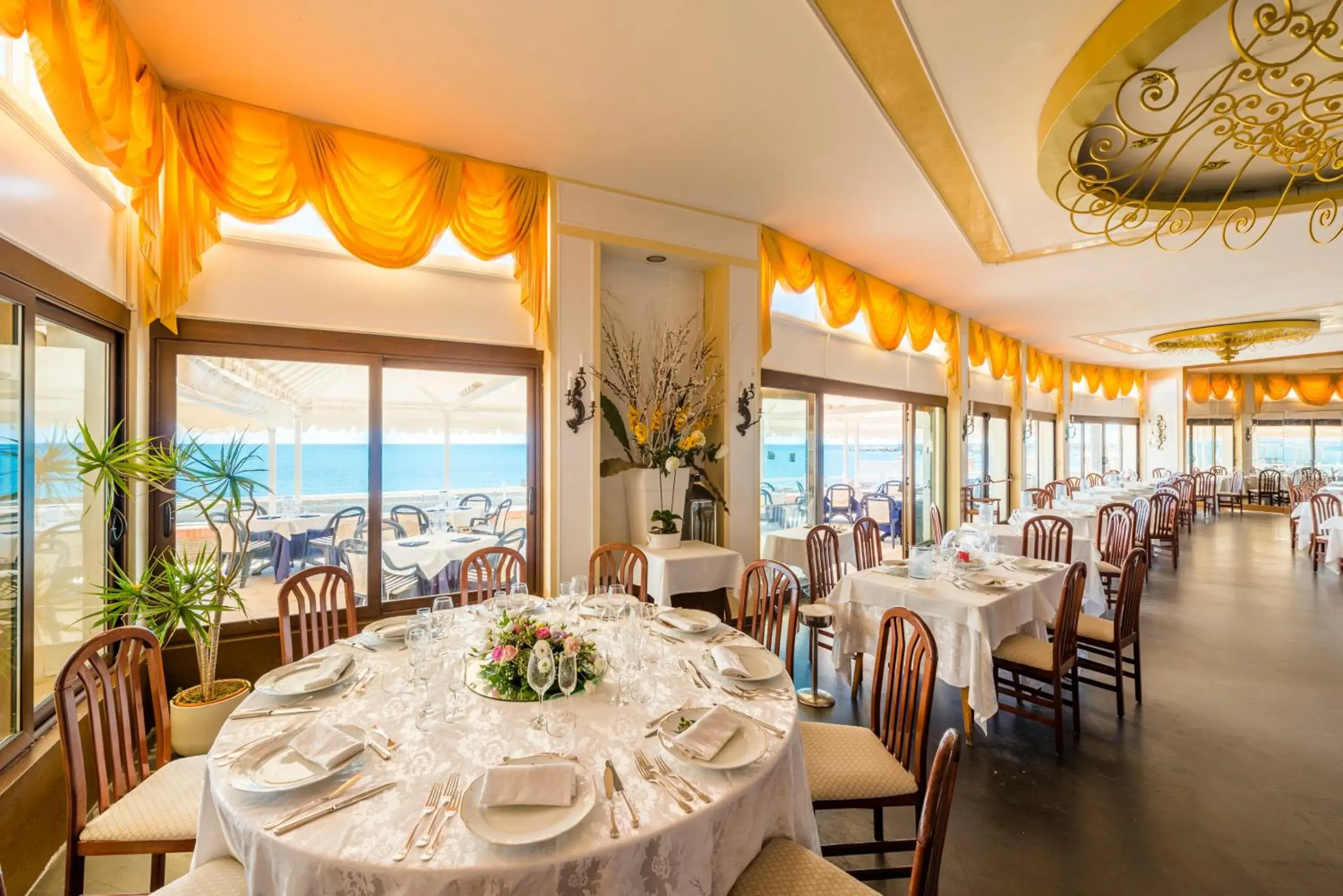 Restaurant/Places to Eat in Hotel Ristorante Maga Circe