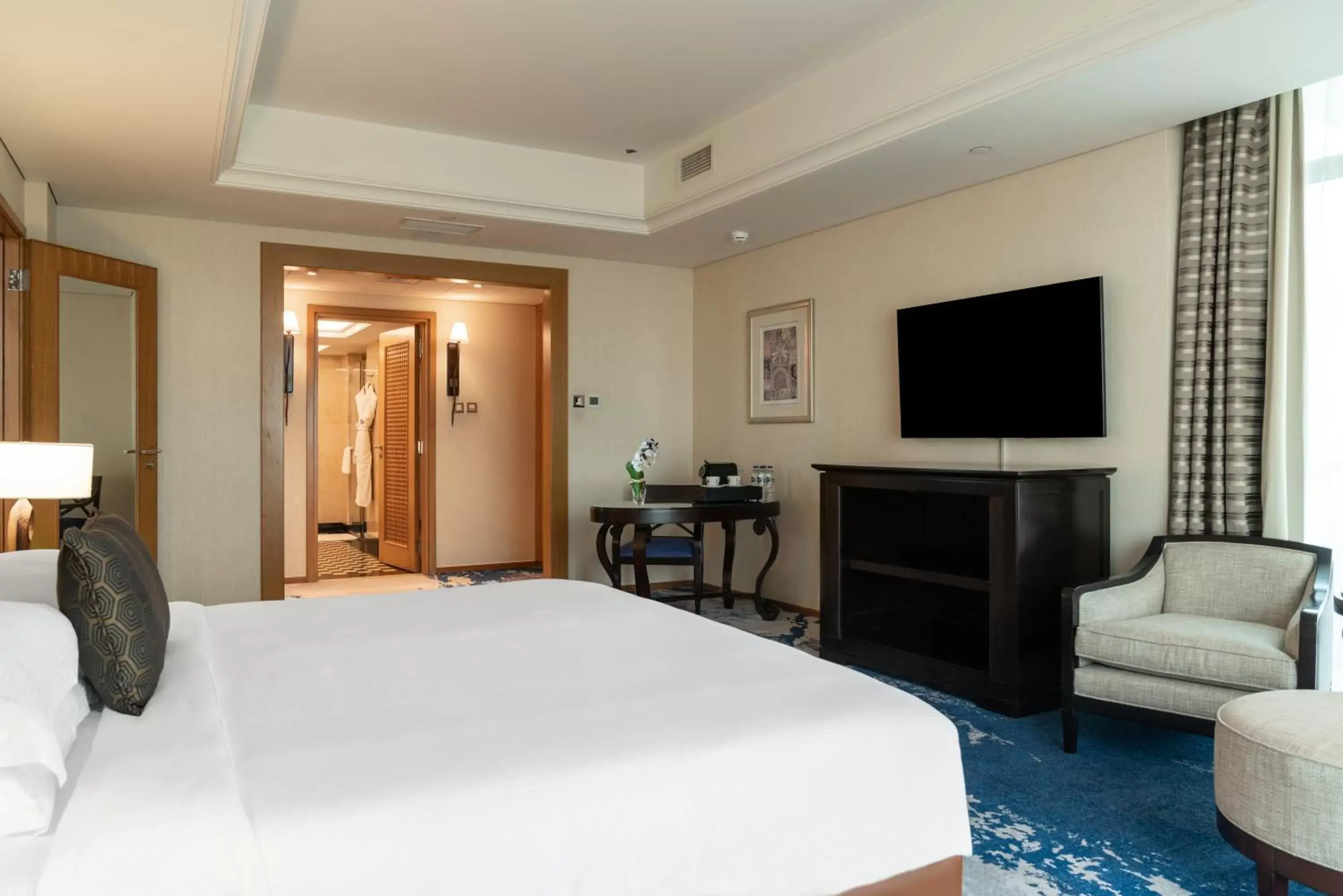 Bedroom, Bed in Beach Rotana - Abu Dhabi