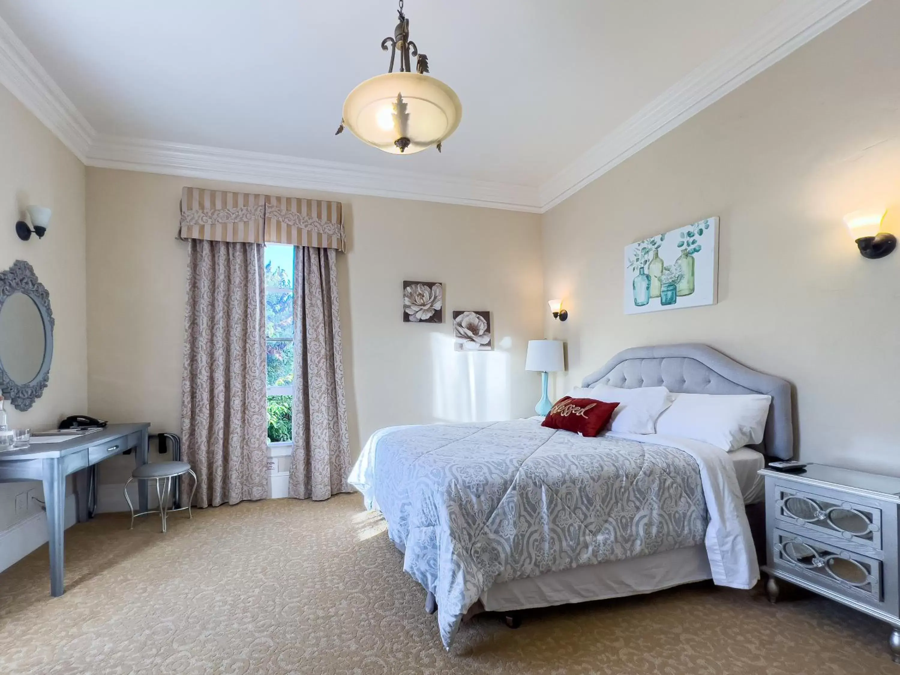 Queen Room in Chateau Coralini Queen Room in Chateau Coralini