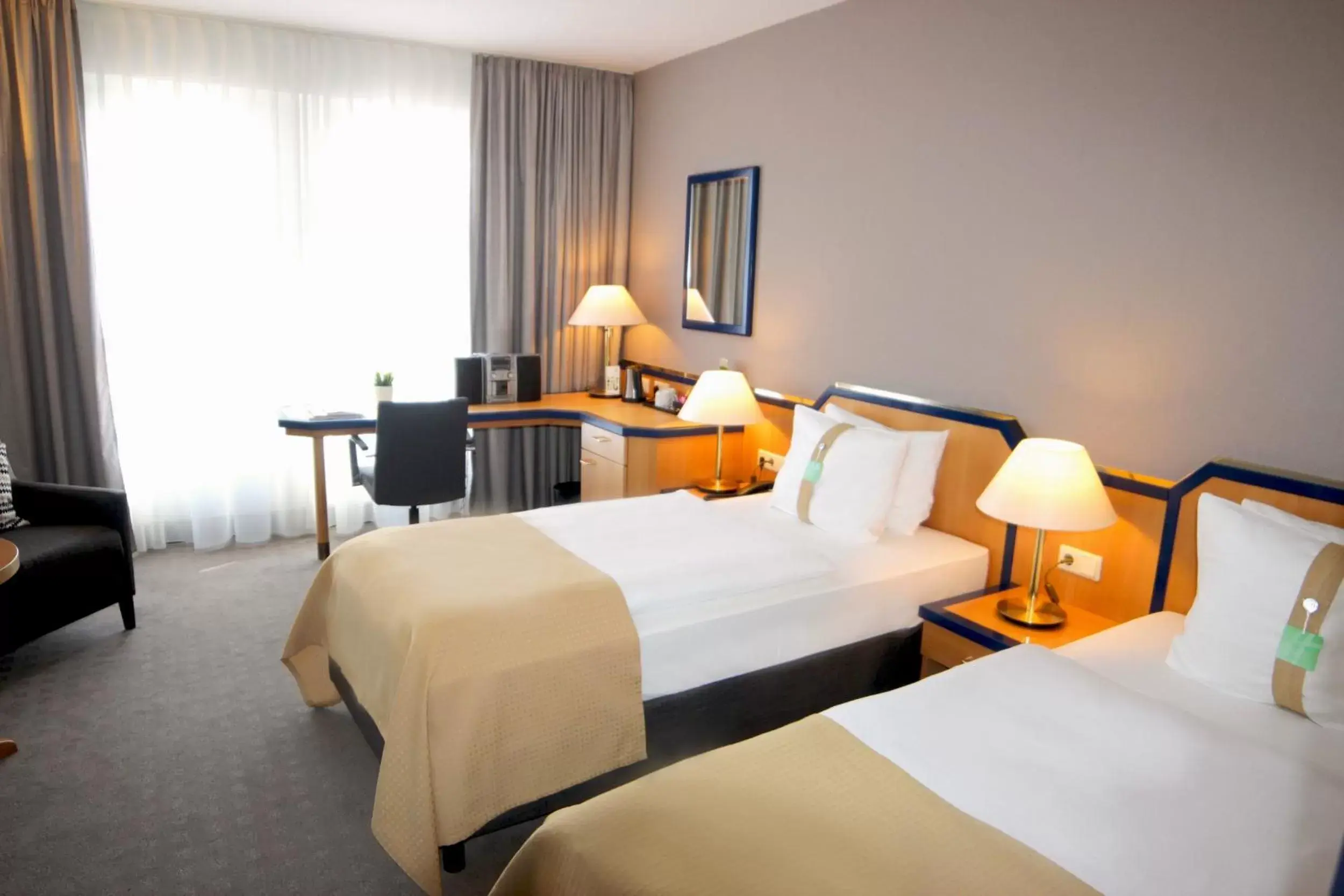 Photo of the whole room, Bed in Holiday Inn Hamburg, an IHG Hotel