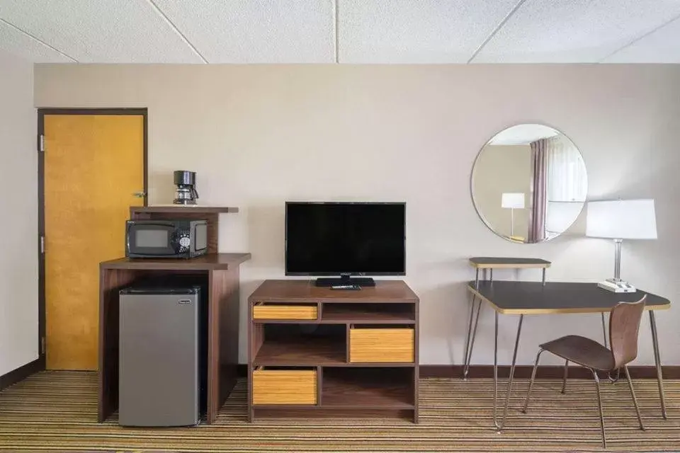 Bedroom, TV/Entertainment Center in Super 8 by Wyndham Knoxville North/Powell