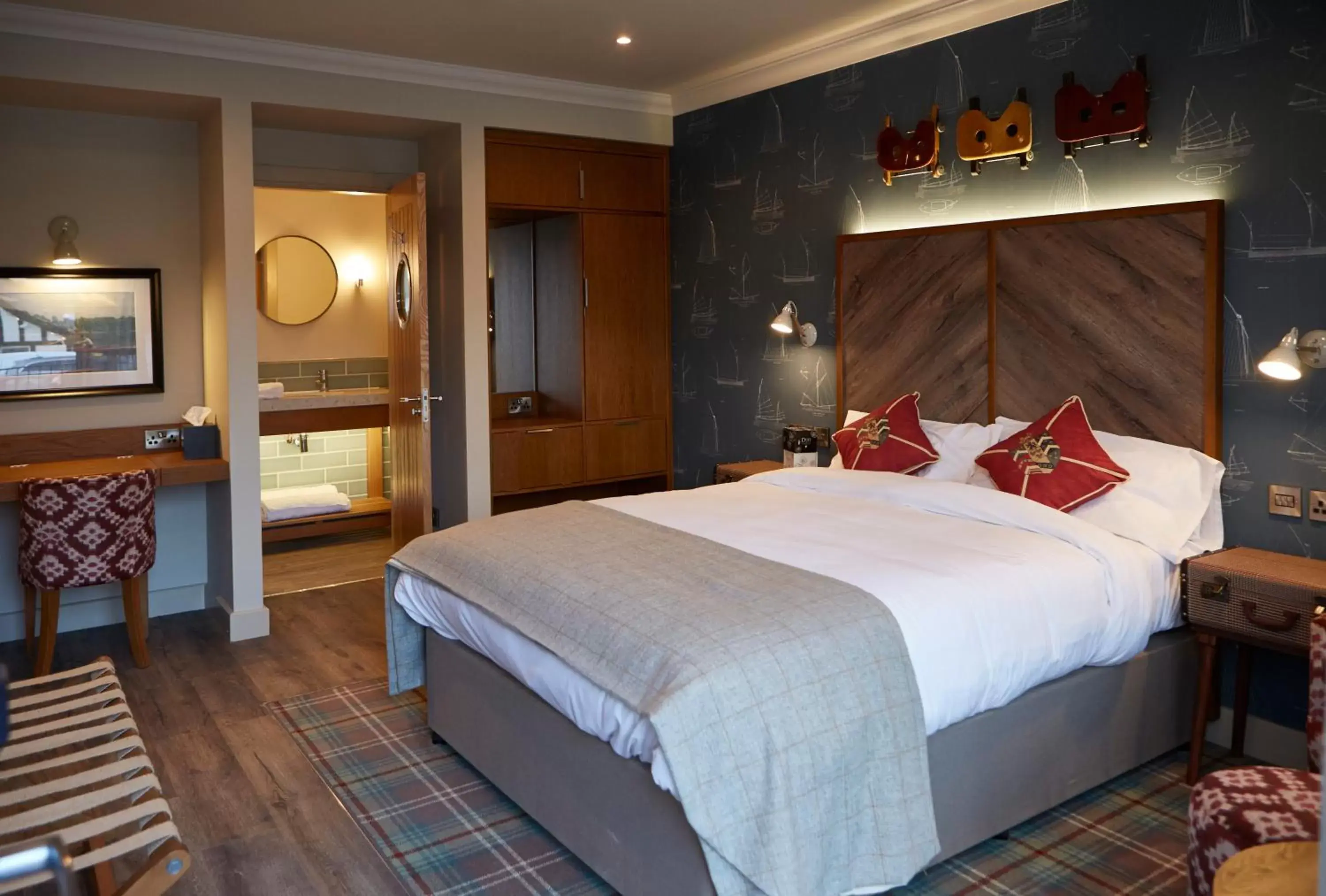 Photo of the whole room, Bed in The Boathouse Inn & Riverside Rooms