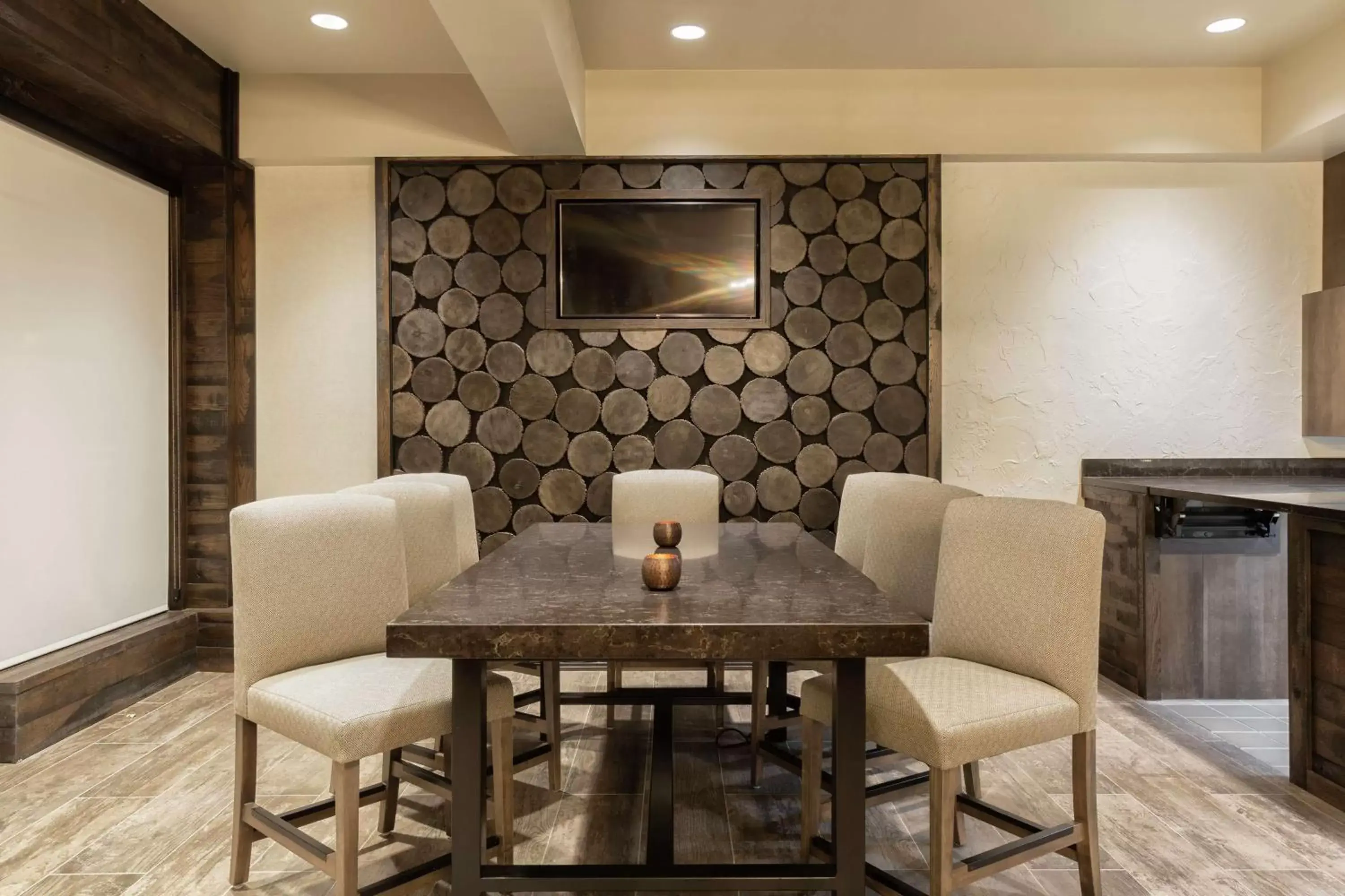 Restaurant/places to eat, Dining Area in Embassy Suites by Hilton Tulsa I-44