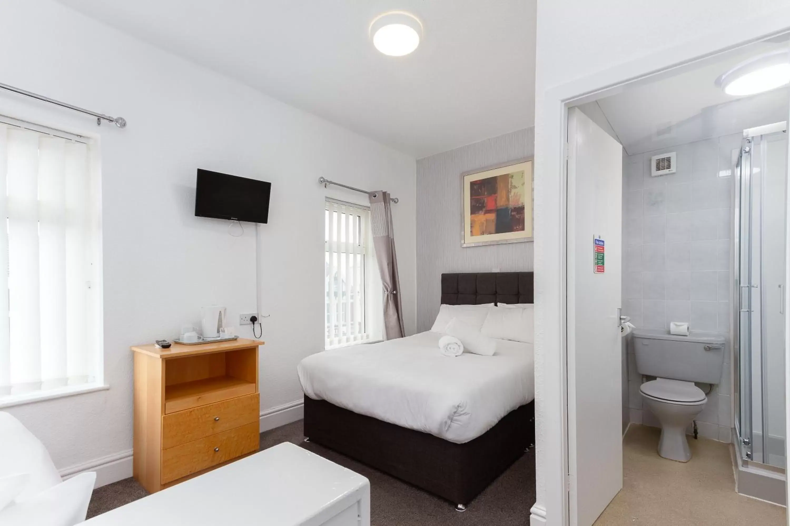 Bedroom in The Sandringham Court Hotel & Sports Bar-Groups Welcome here-High Speed Wi-Fi