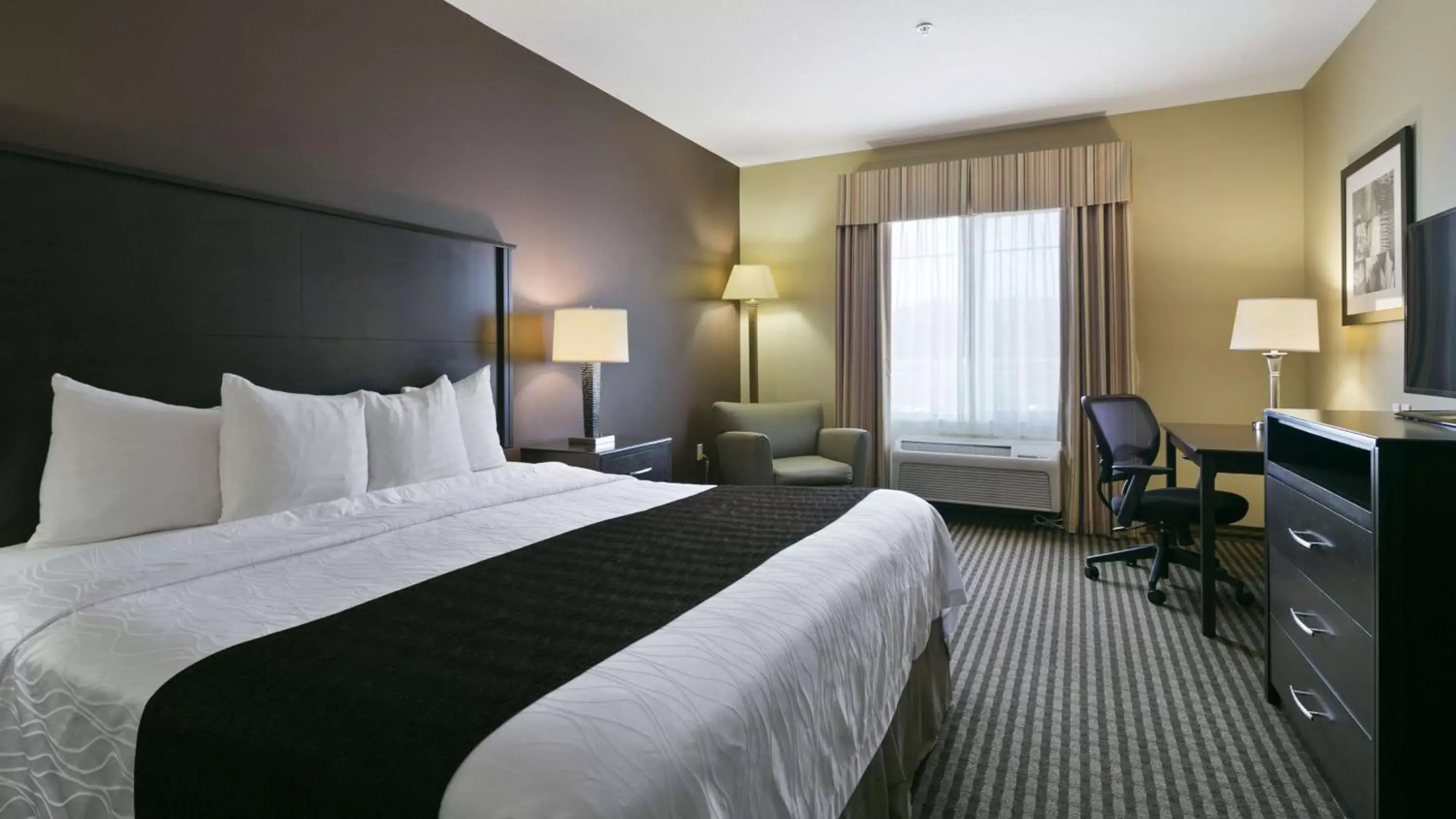 Photo of the whole room, Bed in Best Western Plus Port of Camas-Washougal Convention Center