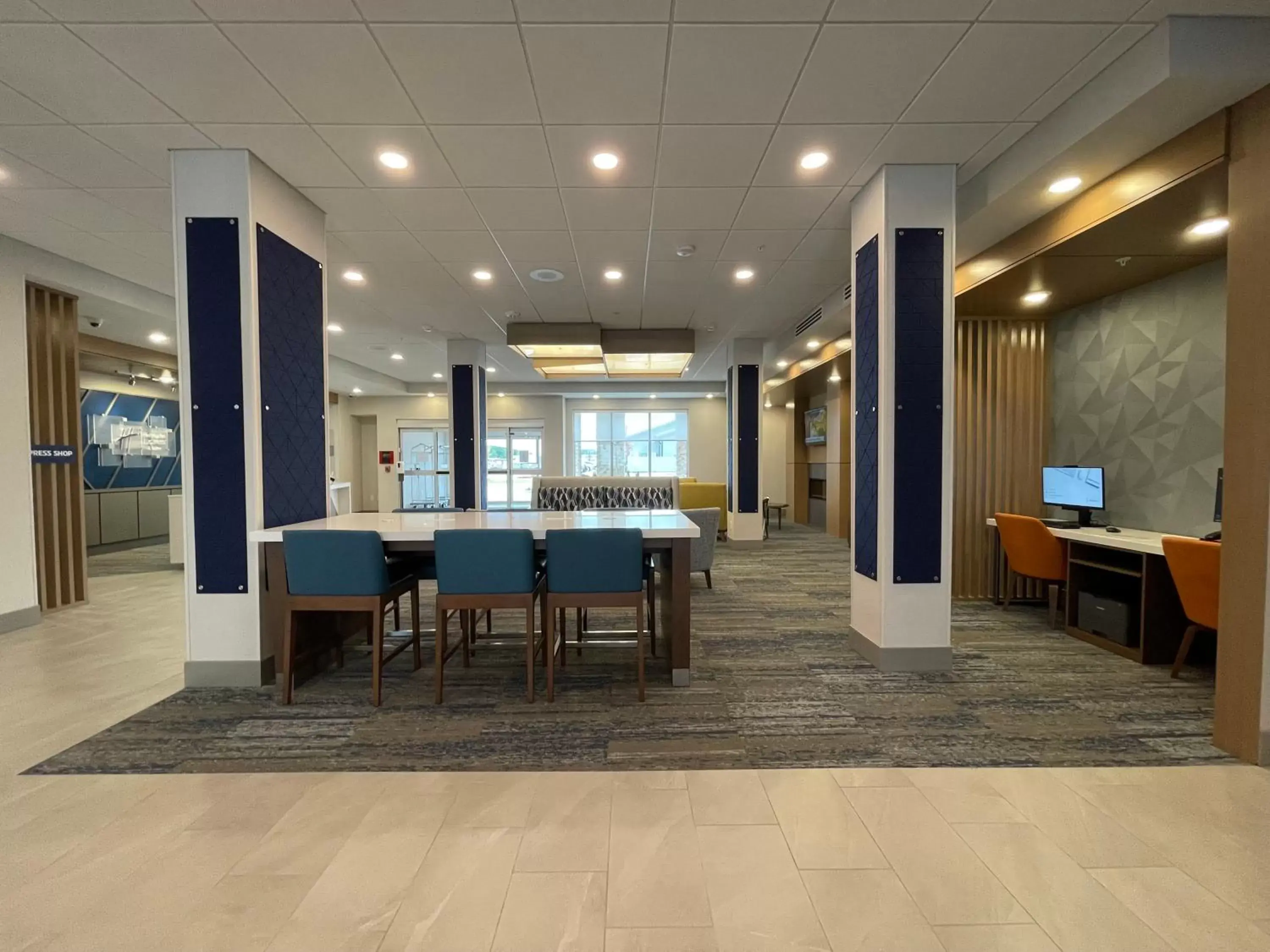 Lobby or reception in Holiday Inn Express & Suites - Ft. Smith - Airport, an IHG Hotel