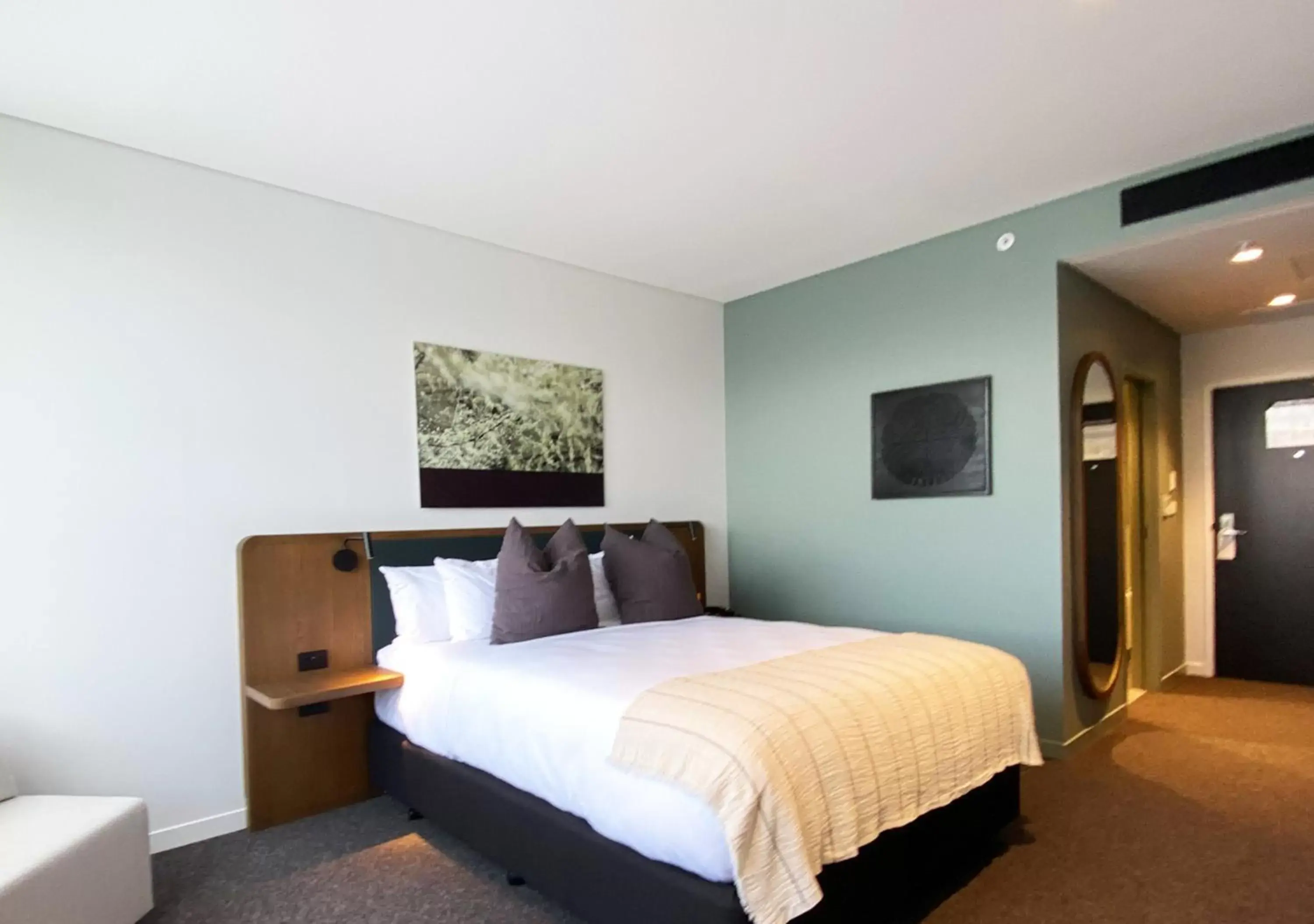 Photo of the whole room, Bed in Sudima Queenstown Five Mile