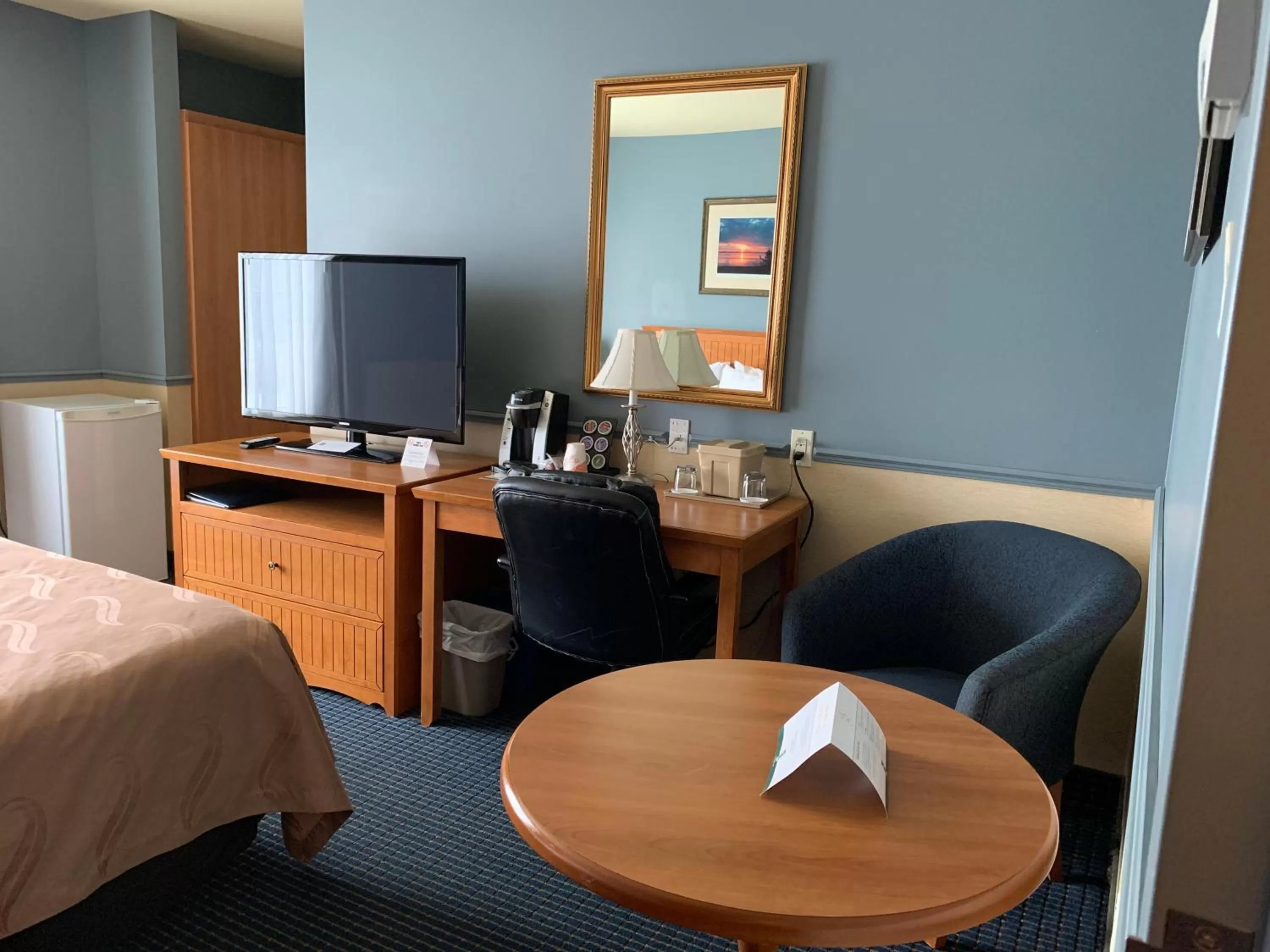 Seating area, Bed in Quality Inn