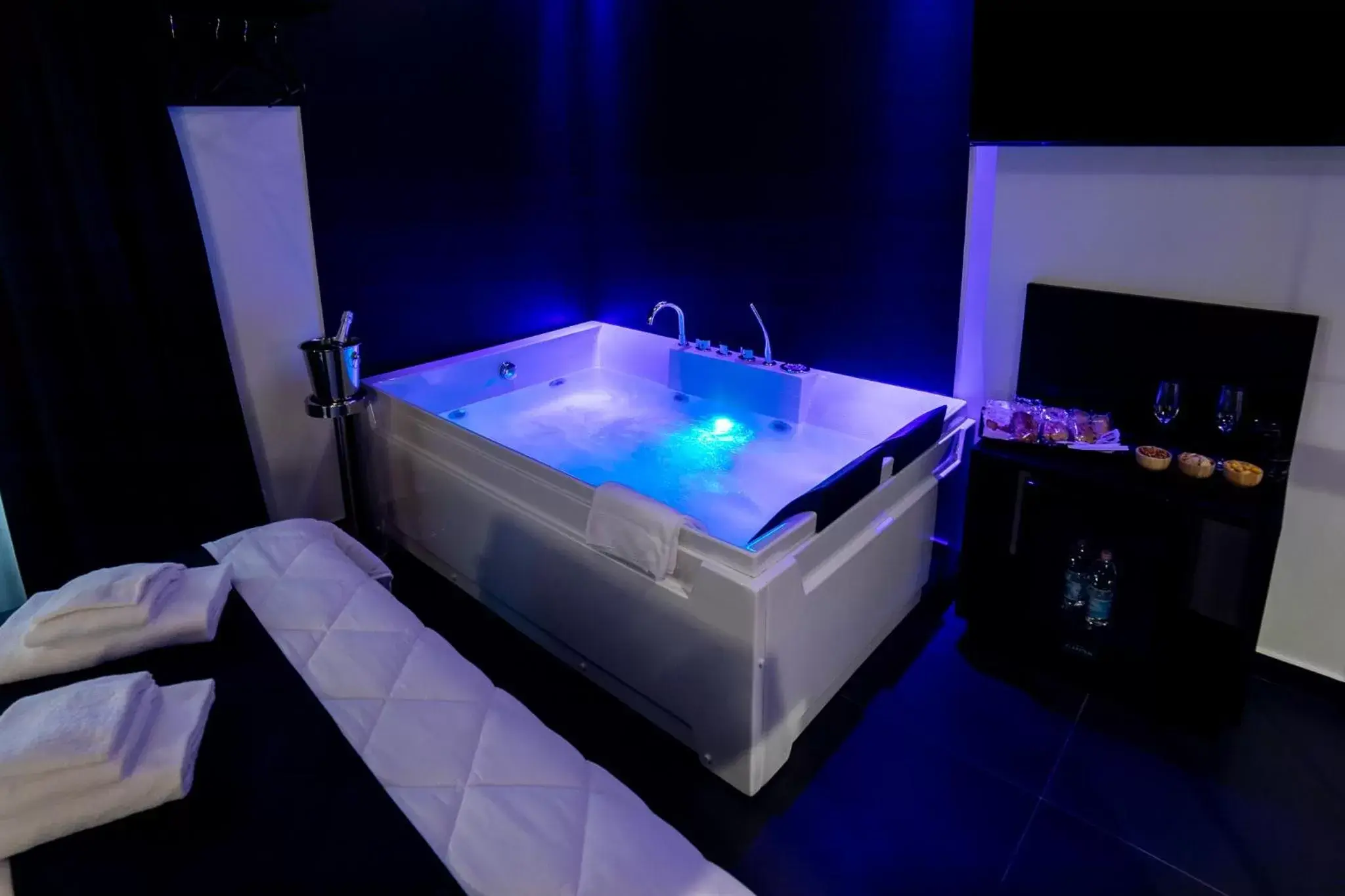 Hot Tub in Maximum hub suite&spa