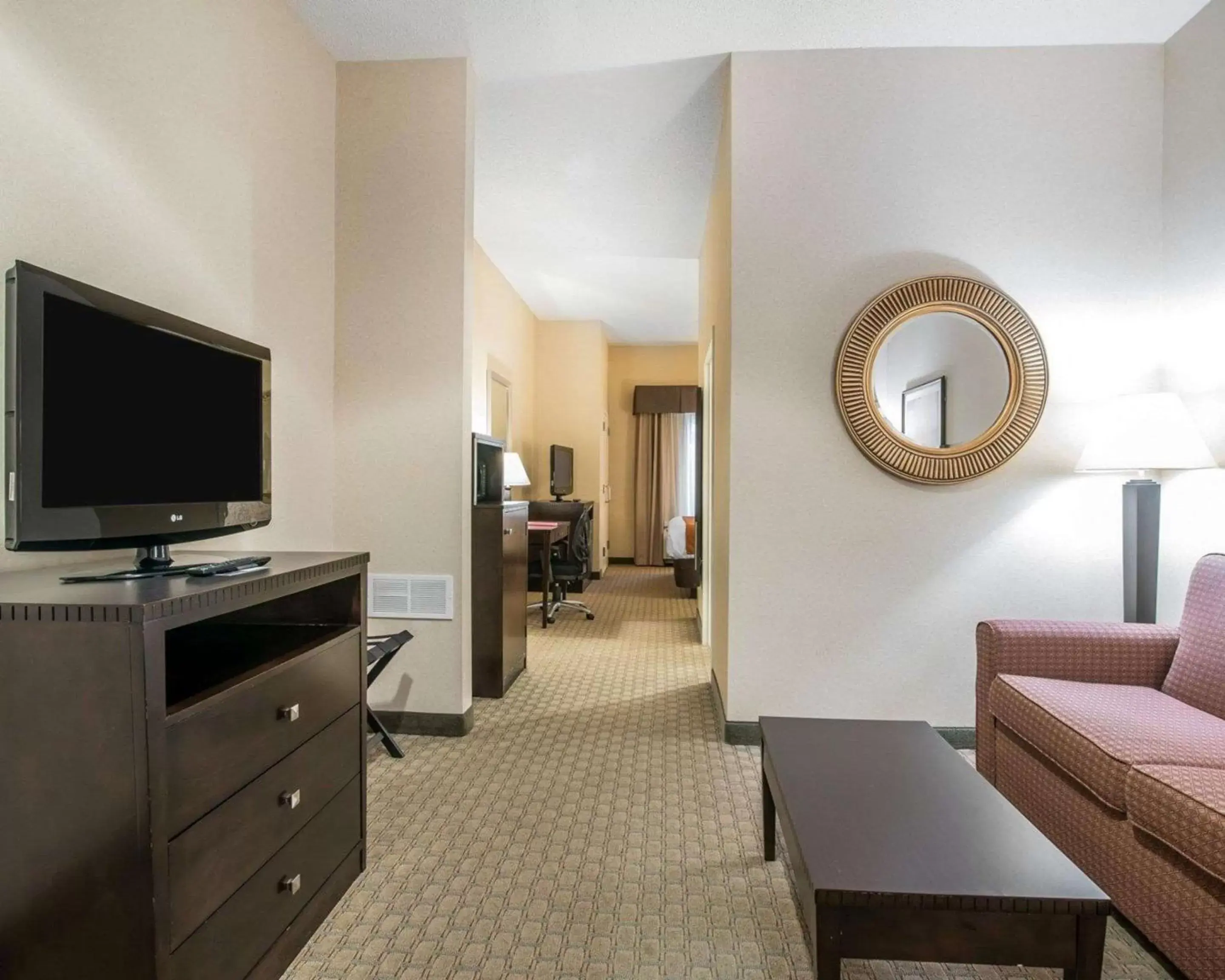 Photo of the whole room, TV/Entertainment Center in Comfort Suites Vestal near University