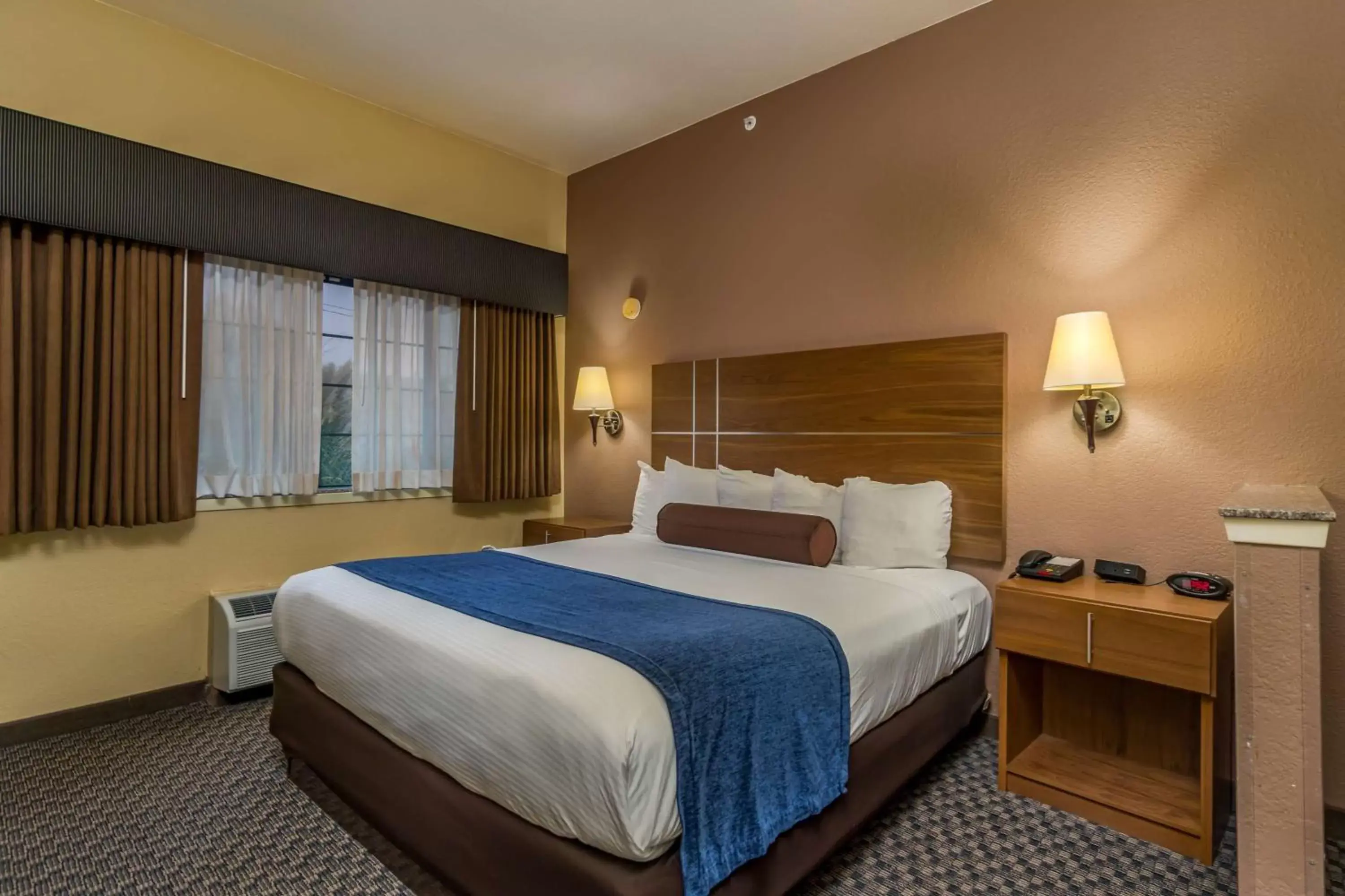 Photo of the whole room, Bed in Best Western Plus Shamrock Inn & Suites