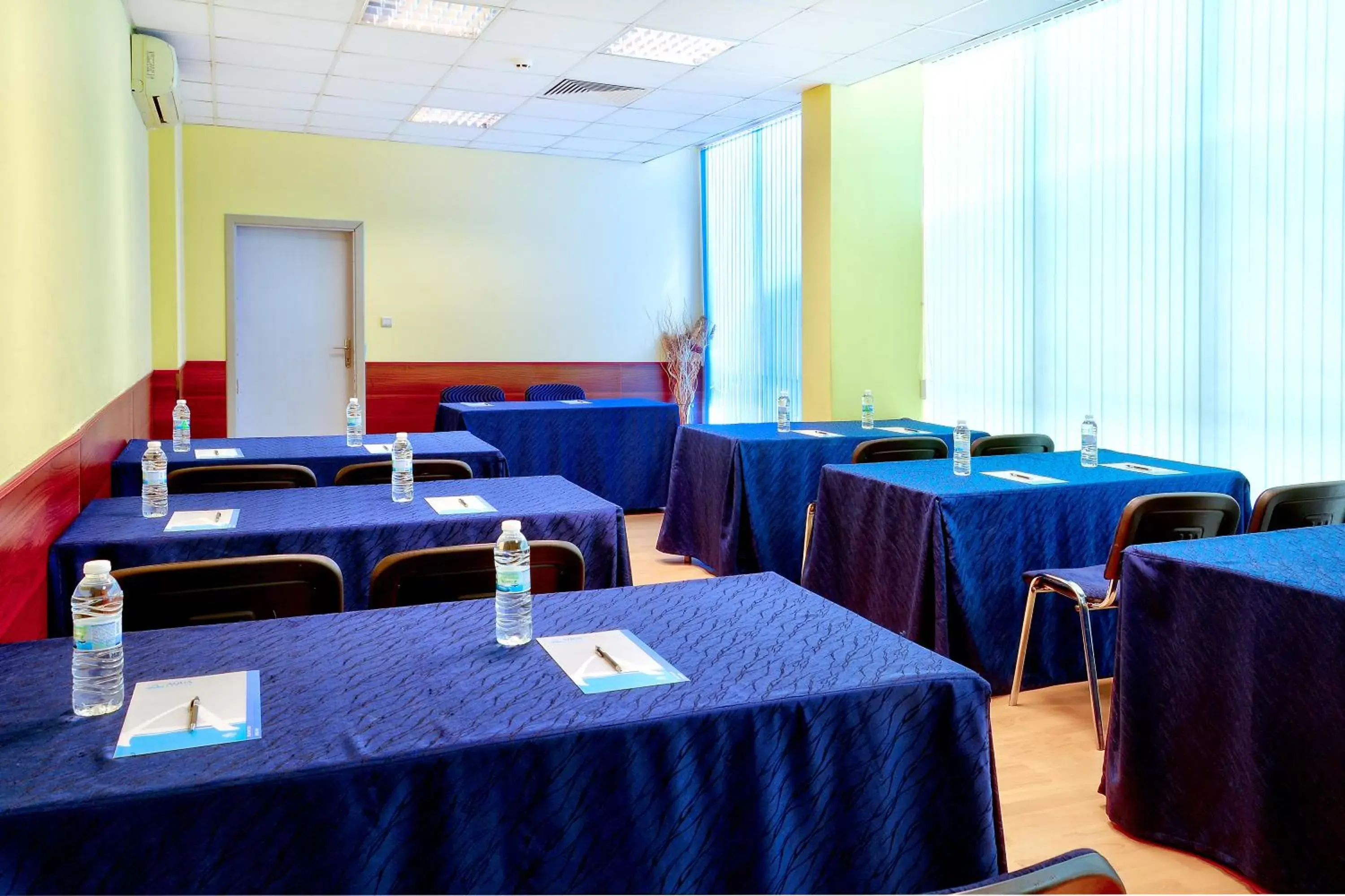 Business facilities in Aqua Hotel