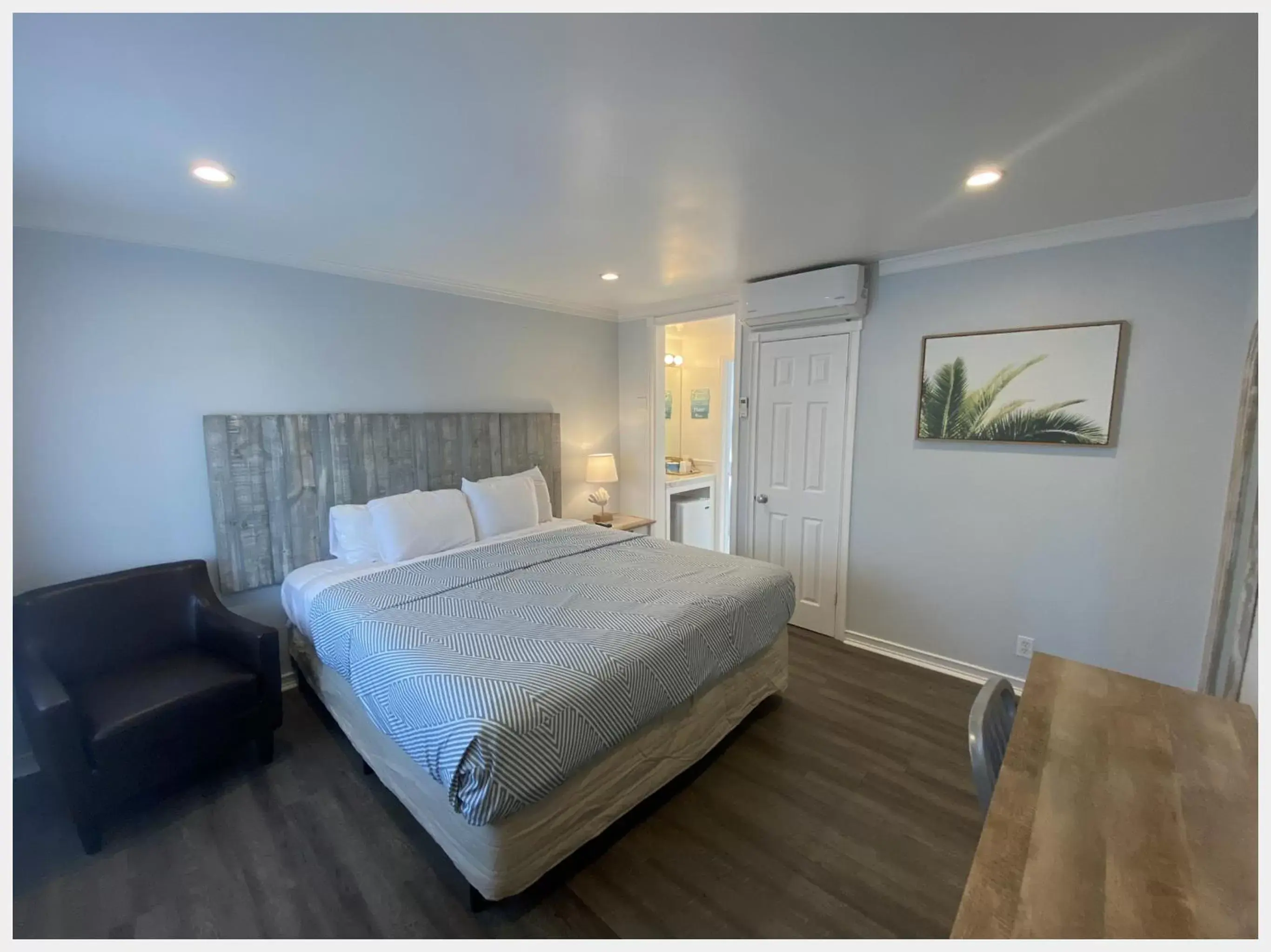 Bed in Ocean Lodge Santa Monica Beach Hotel