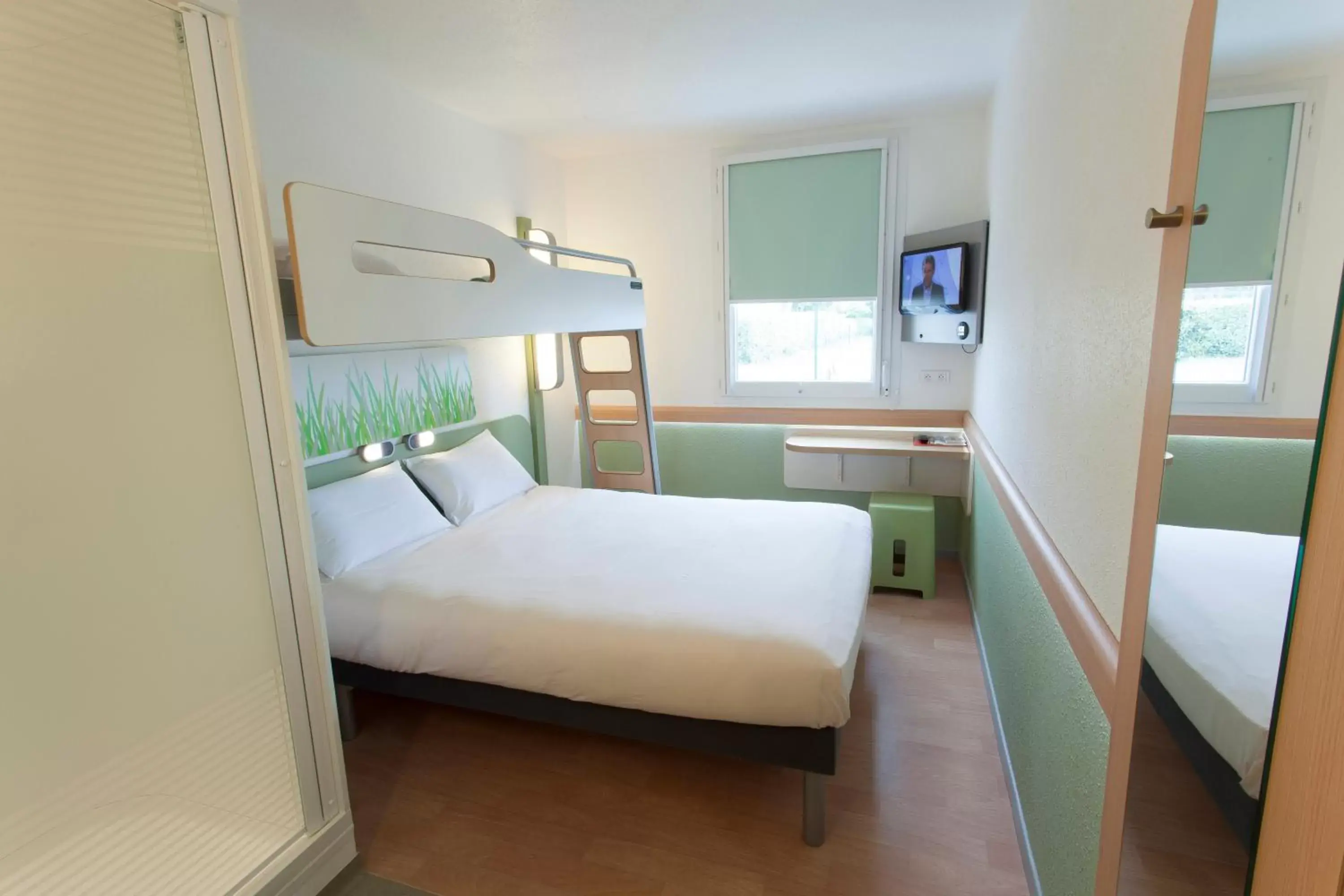 Photo of the whole room in ibis budget Cherbourg - La Glacerie