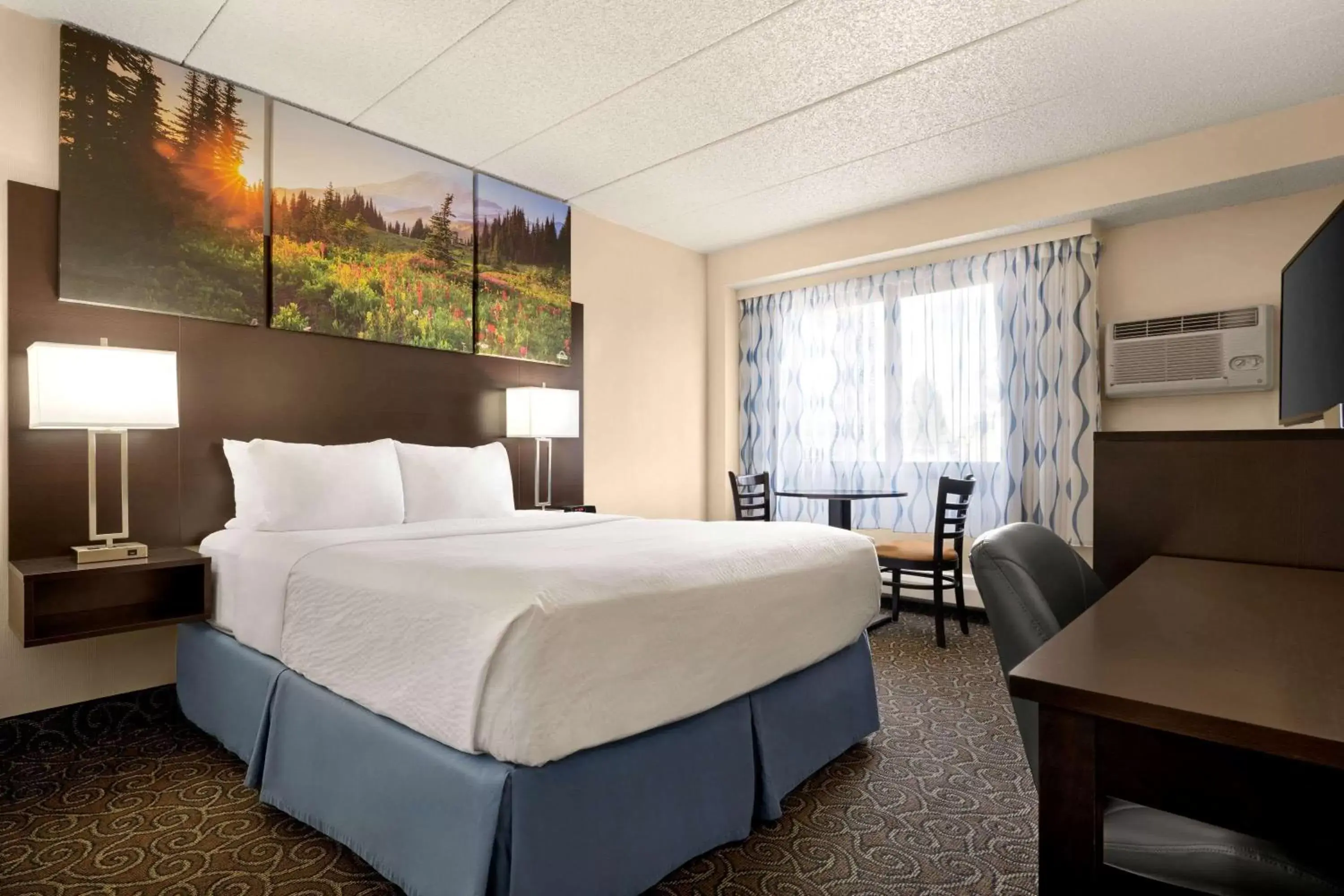 Bedroom, Bed in Days Inn by Wyndham Fort Collins