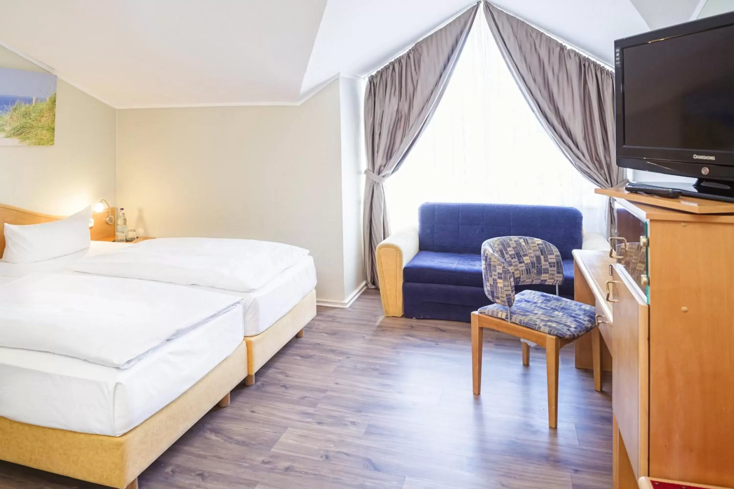 Property building, Bed in Hotel Dänischer Hof Altenholz by Tulip Inn Property building, Bed in Hotel Dänischer Hof Altenholz by Tulip Inn