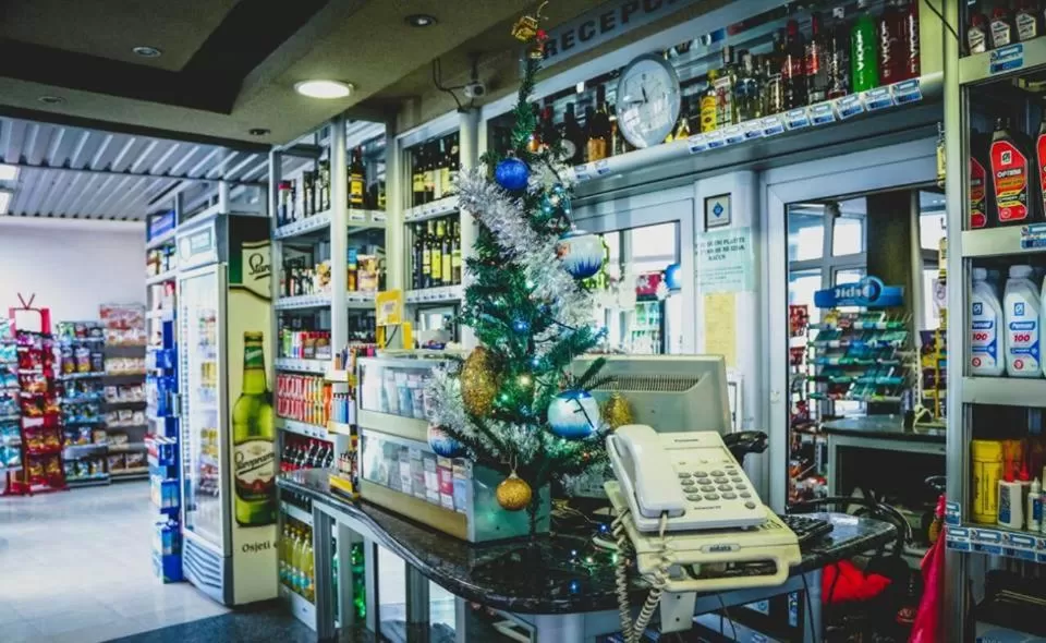 Supermarket/Shops in Motel Gas-Petrol