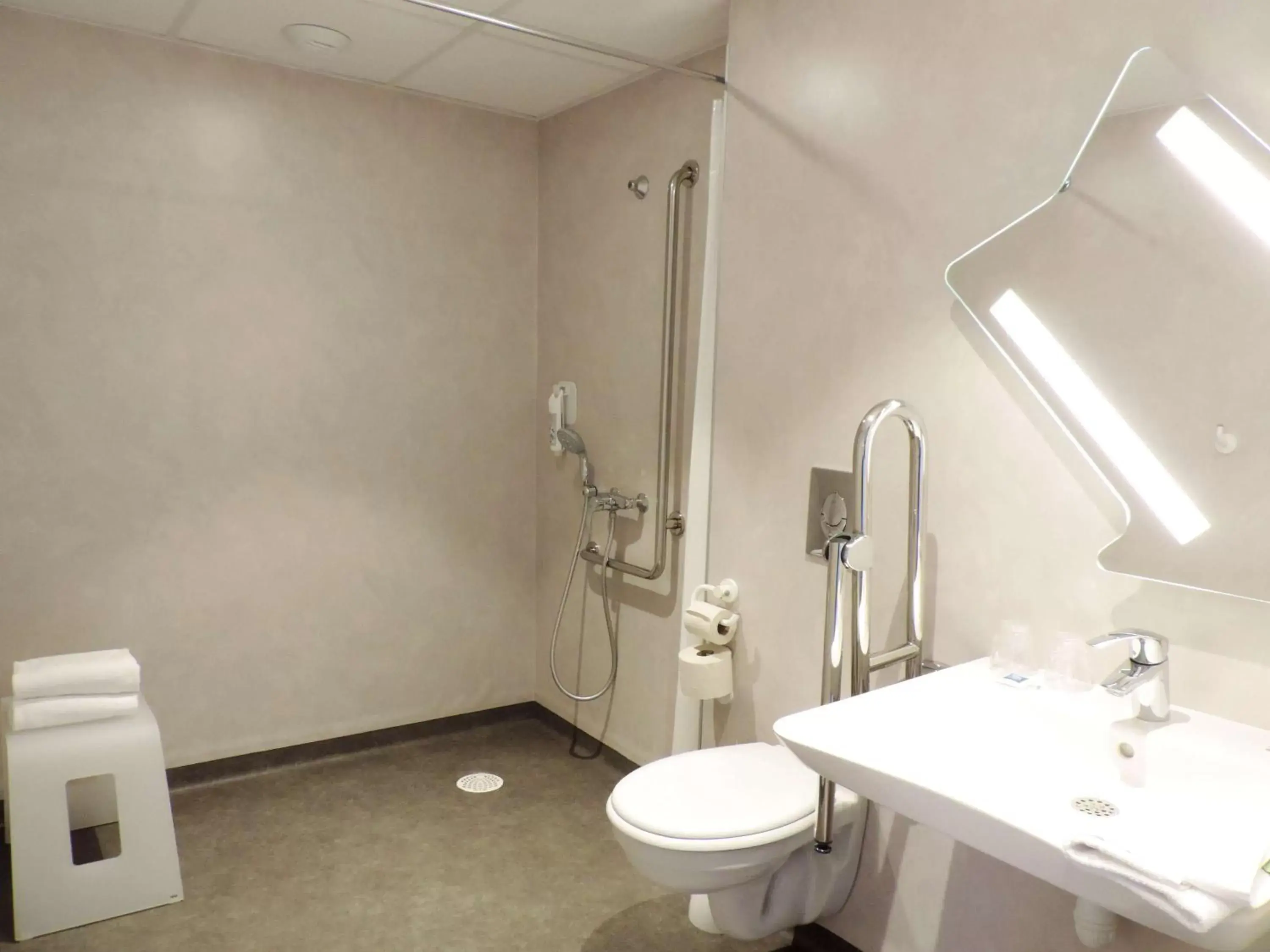 Photo of the whole room, Bathroom in ibis budget Amiens Centre Gare