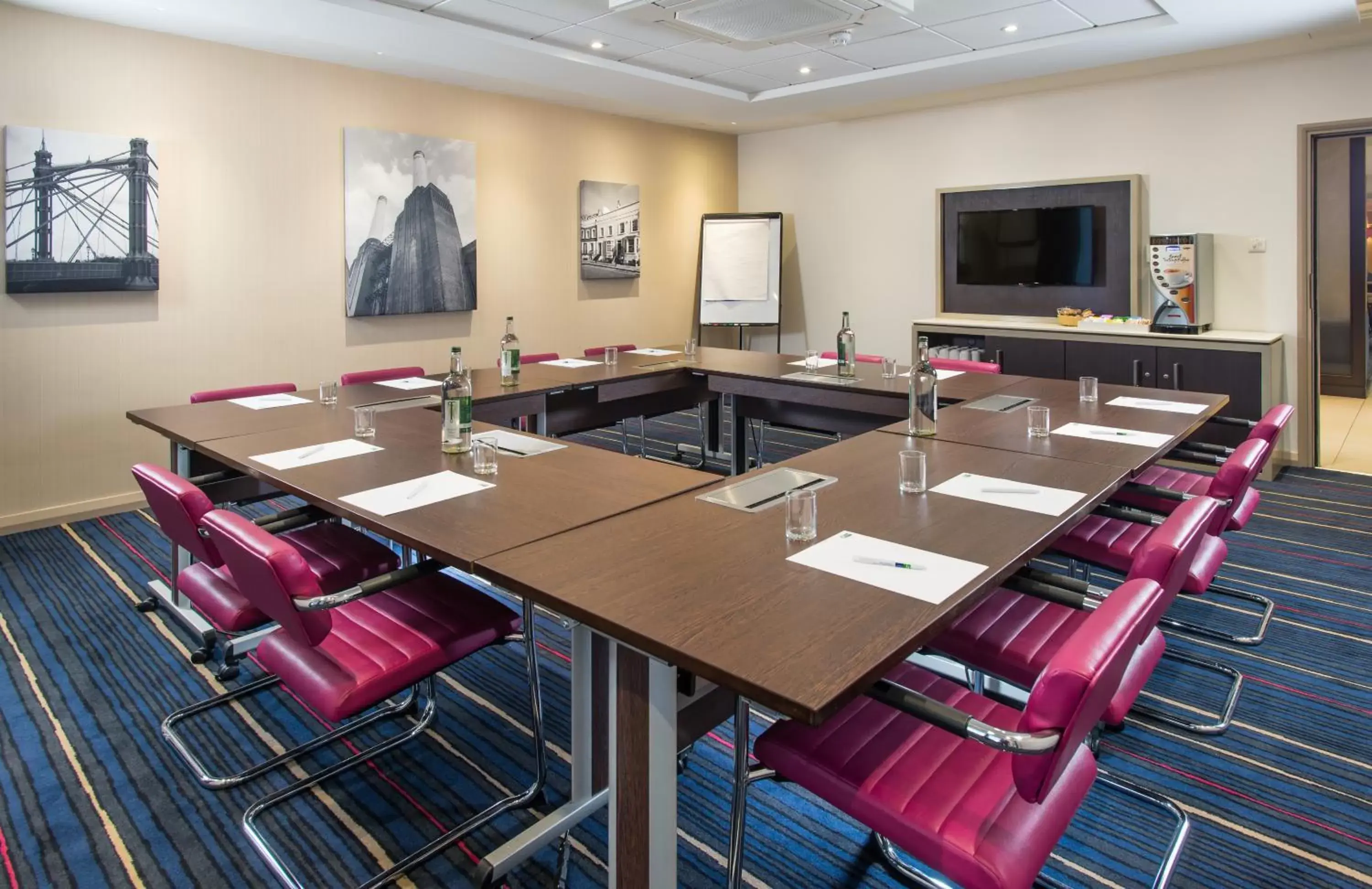 Meeting/conference room in Holiday Inn Express London - Wandsworth, an IHG Hotel