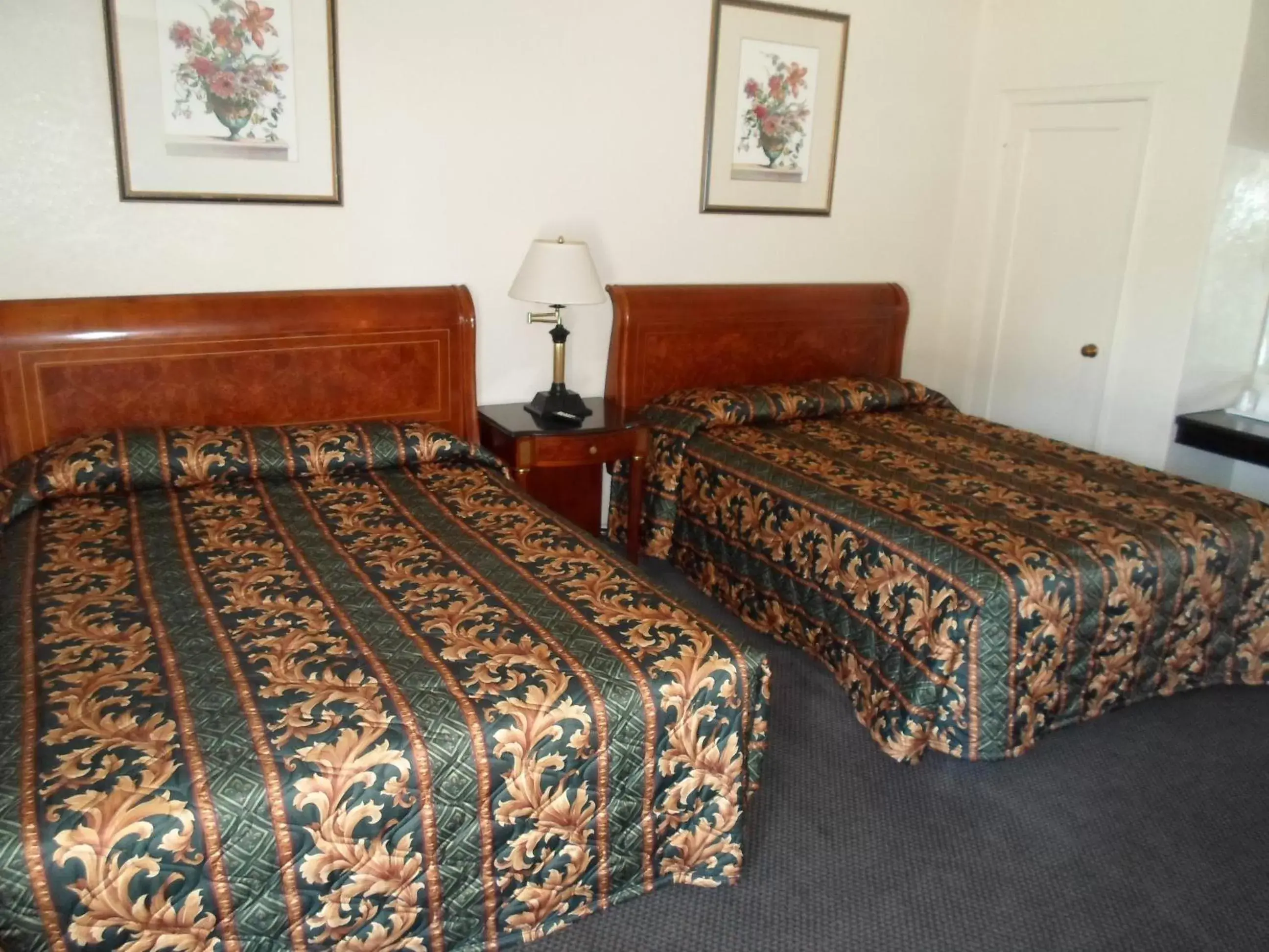 Photo of the whole room, Bed in Budget Inn Morgan Hill