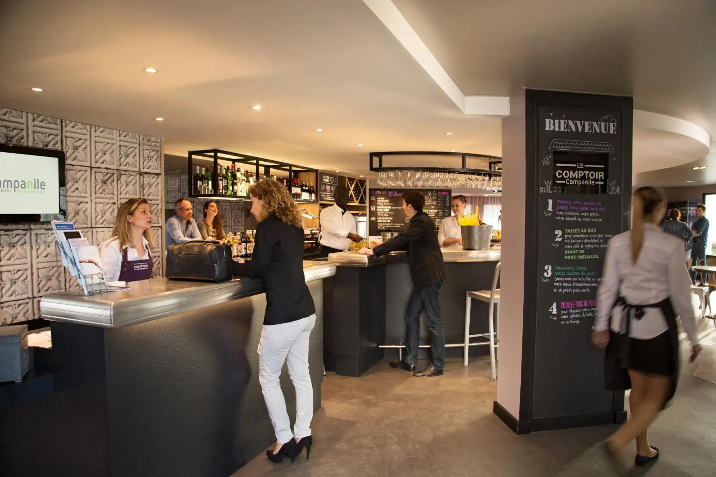 Lobby or reception in Campanile Saint-Germain-En-Laye