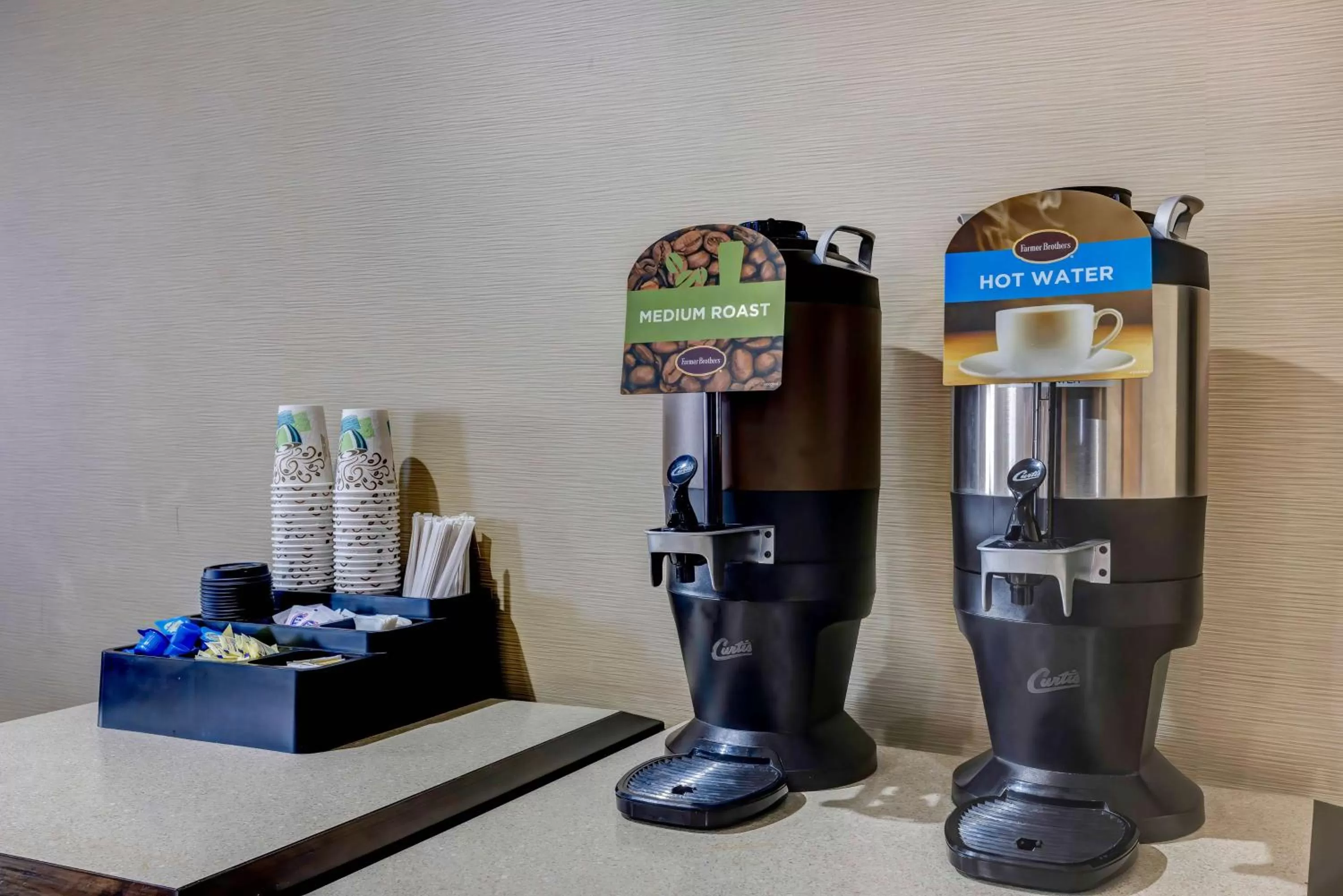 Photo of the whole room in Studio 6 Lenexa - Overland Park