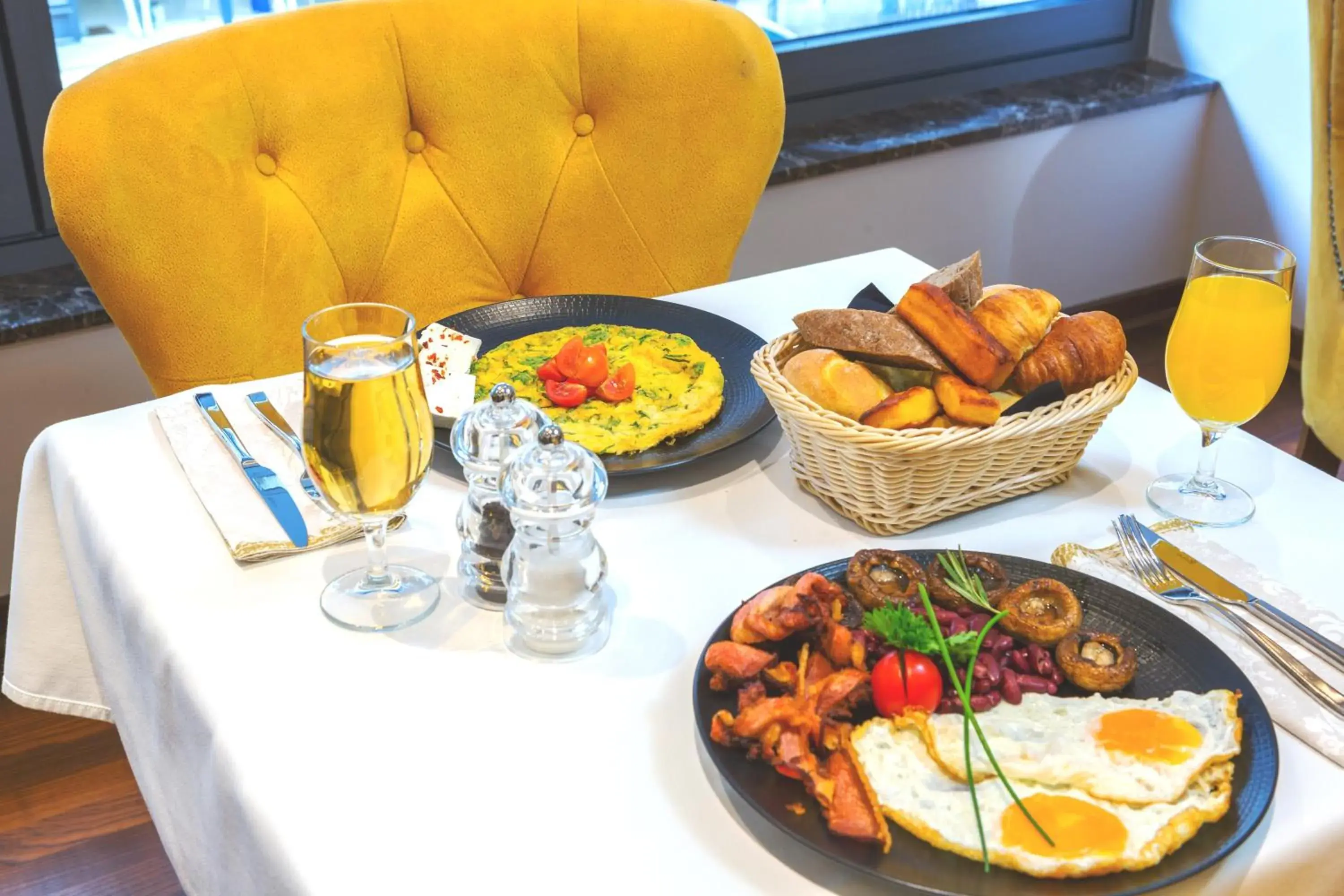 Food and drinks in Hotel Royal Inn Food and drinks in Hotel Royal Inn