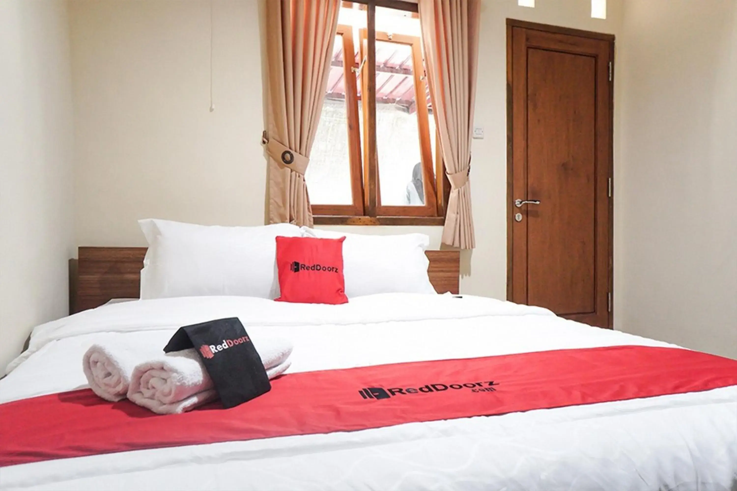 Bedroom, Bed in RedDoorz Syariah near Exit Tol Malang