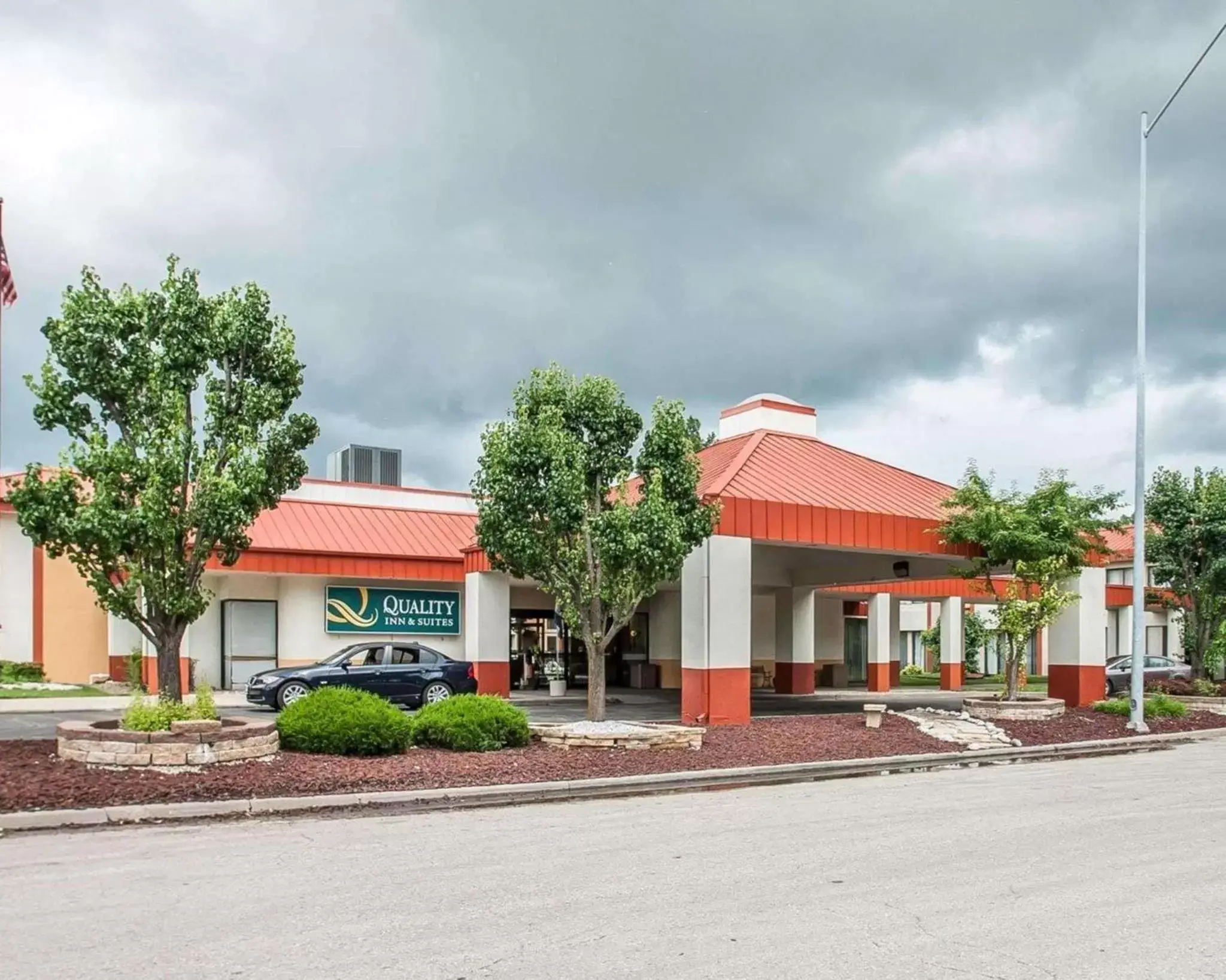 Property Building in Quality Inn & Suites Kansas City I-435N Near Sports Complex