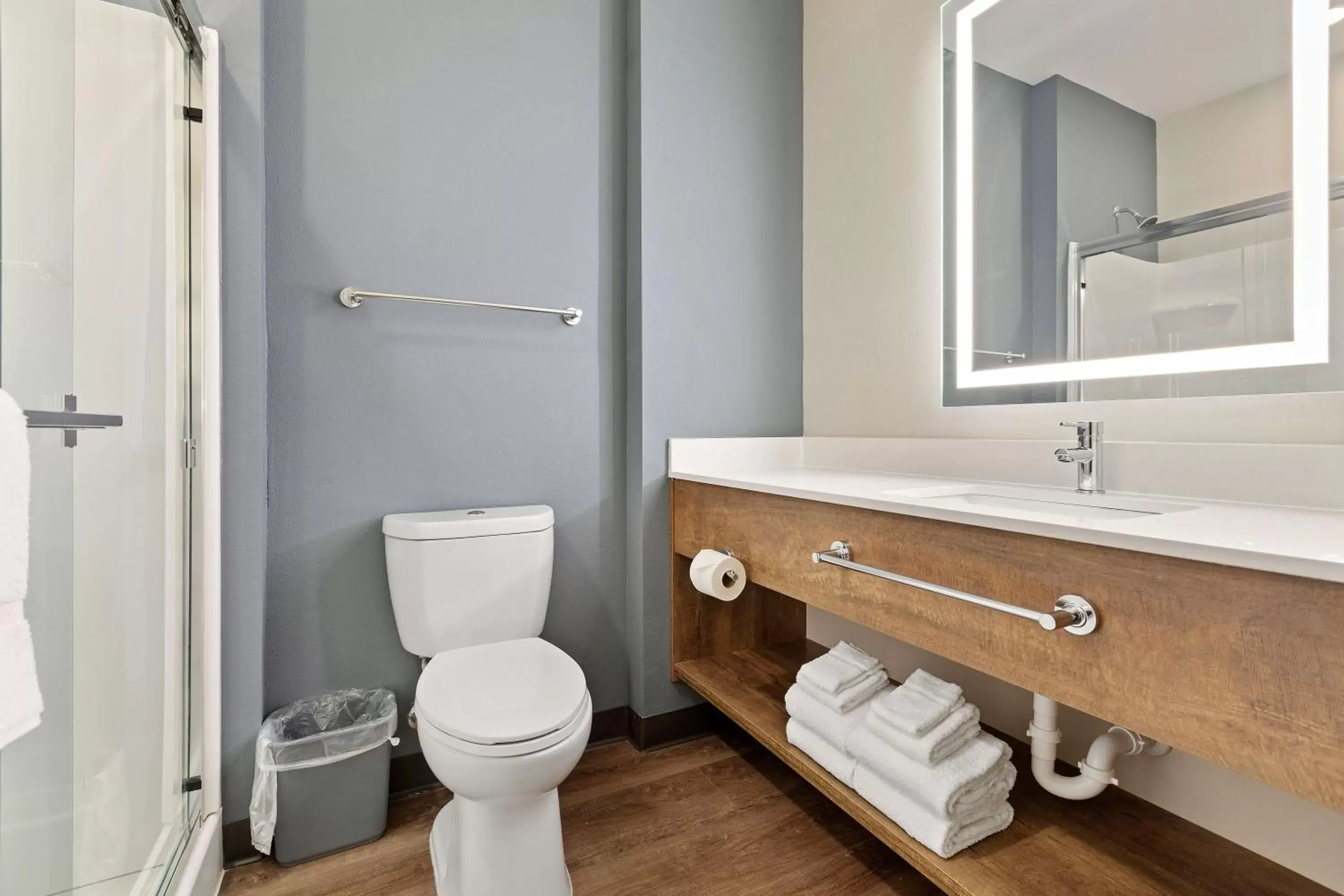 Bathroom in Extended Stay America Suites - Colonial Heights - Fort Lee