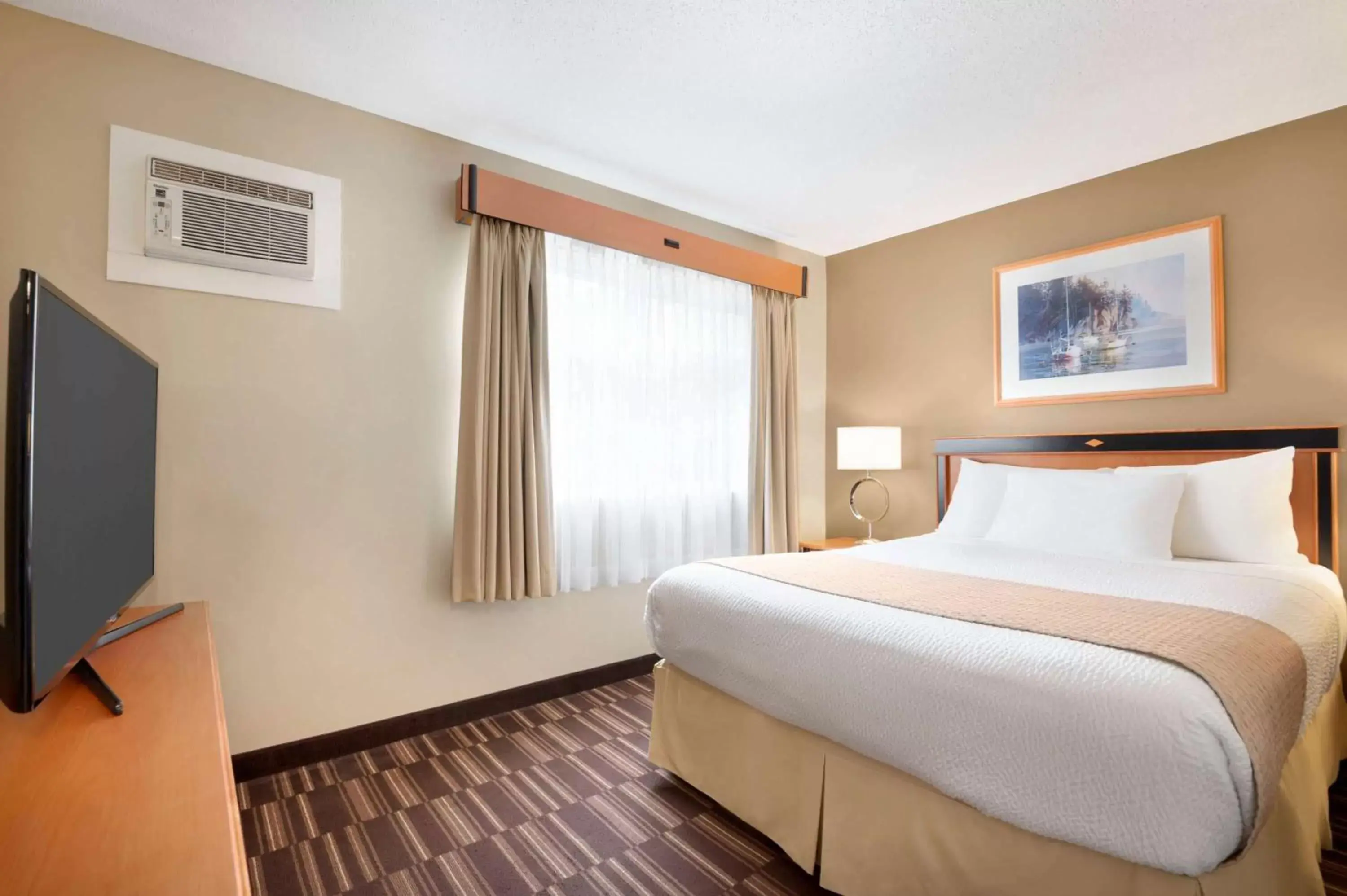 Photo of the whole room, Bed in Days Inn by Wyndham Nanaimo