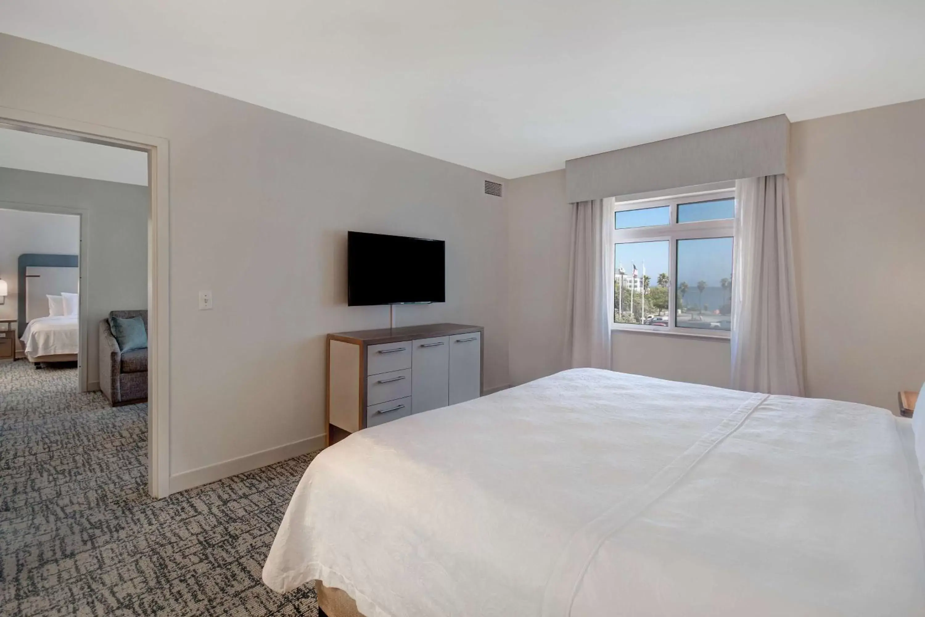 Bed, TV/Entertainment Center in Homewood Suites by Hilton San Francisco Airport North California