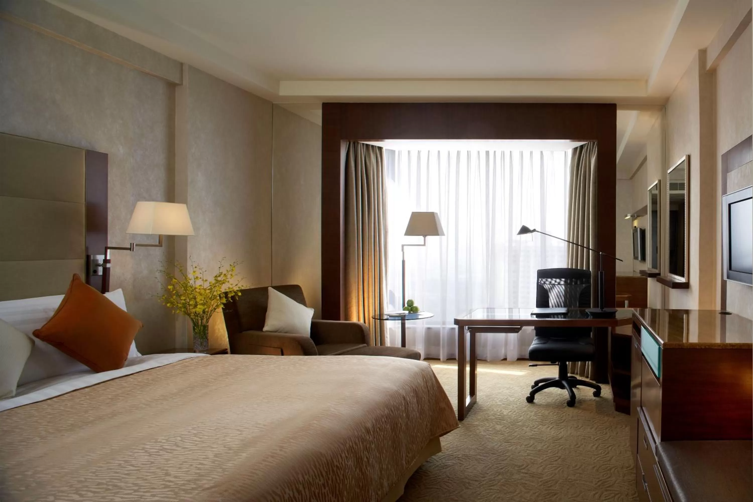 Photo of the whole room, Bed in Shangri-La Shenzhen