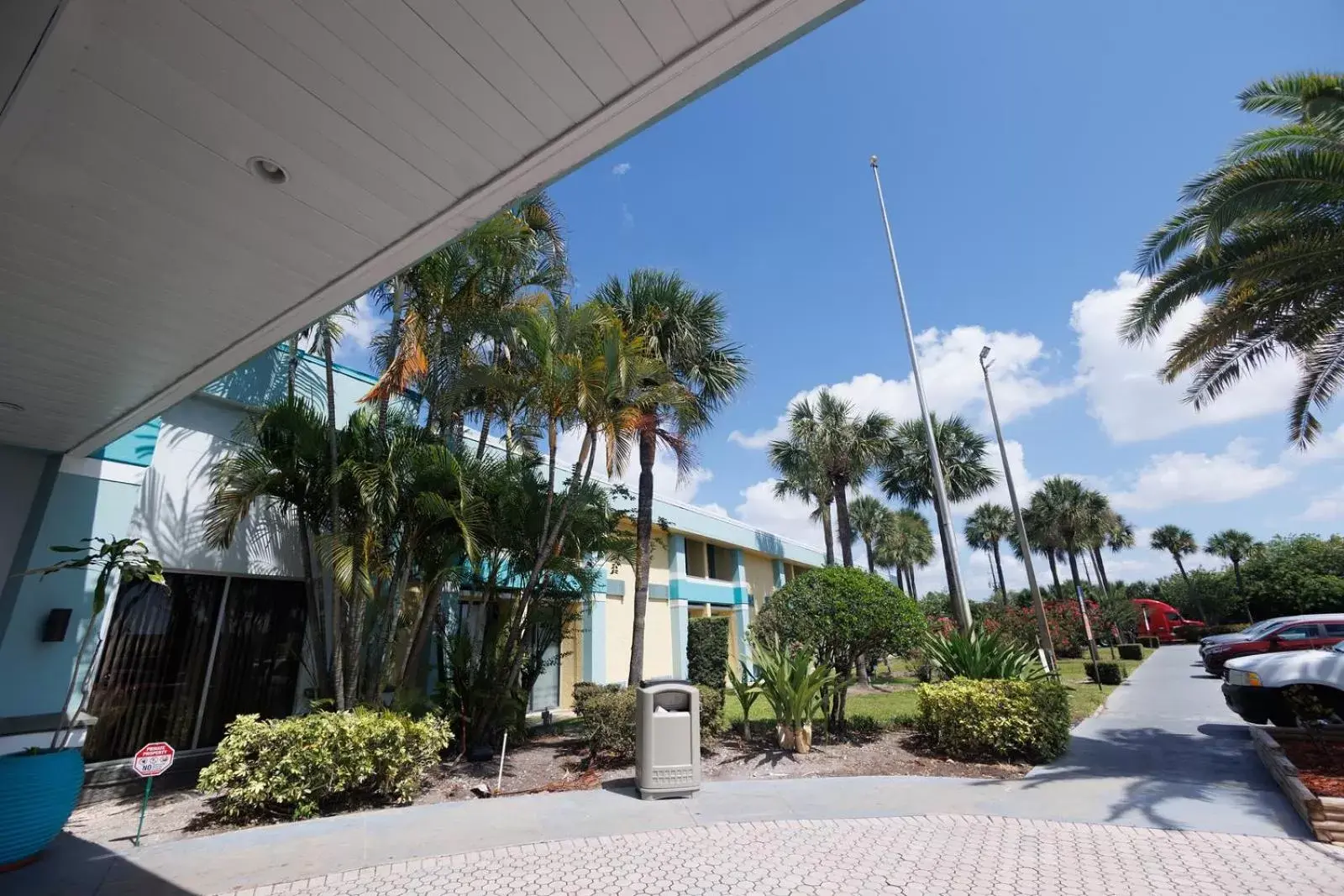 Facade/entrance, Property Building in Garnet Inn & Suites, Orlando